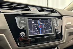 harmaa Volkswagen Touran 2016 kuva 26.