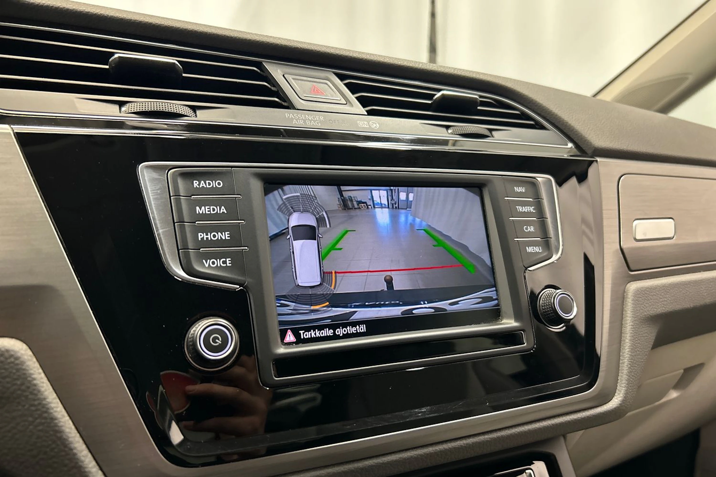 harmaa Volkswagen Touran 2016 kuva 27.