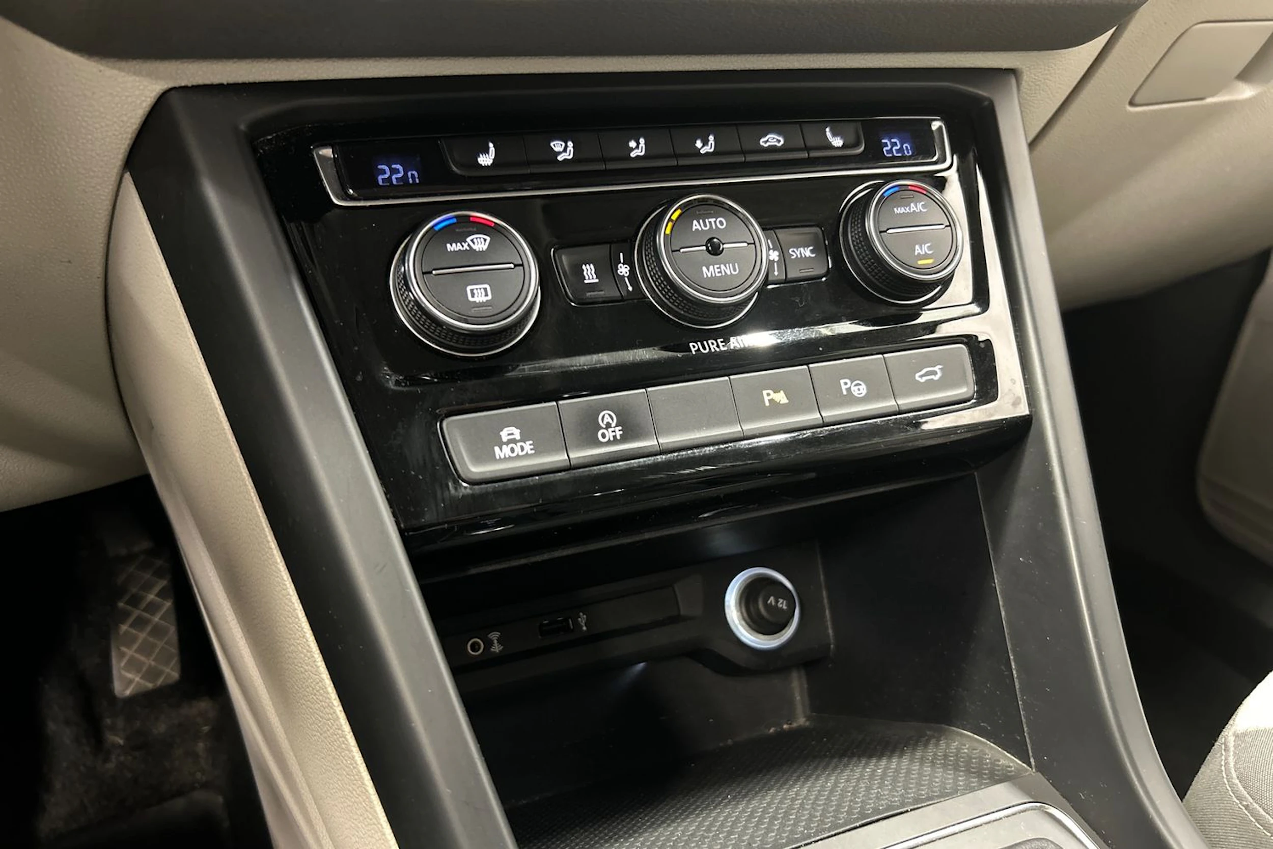 harmaa Volkswagen Touran 2016 kuva 28.