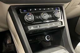 harmaa Volkswagen Touran 2016 kuva 28.