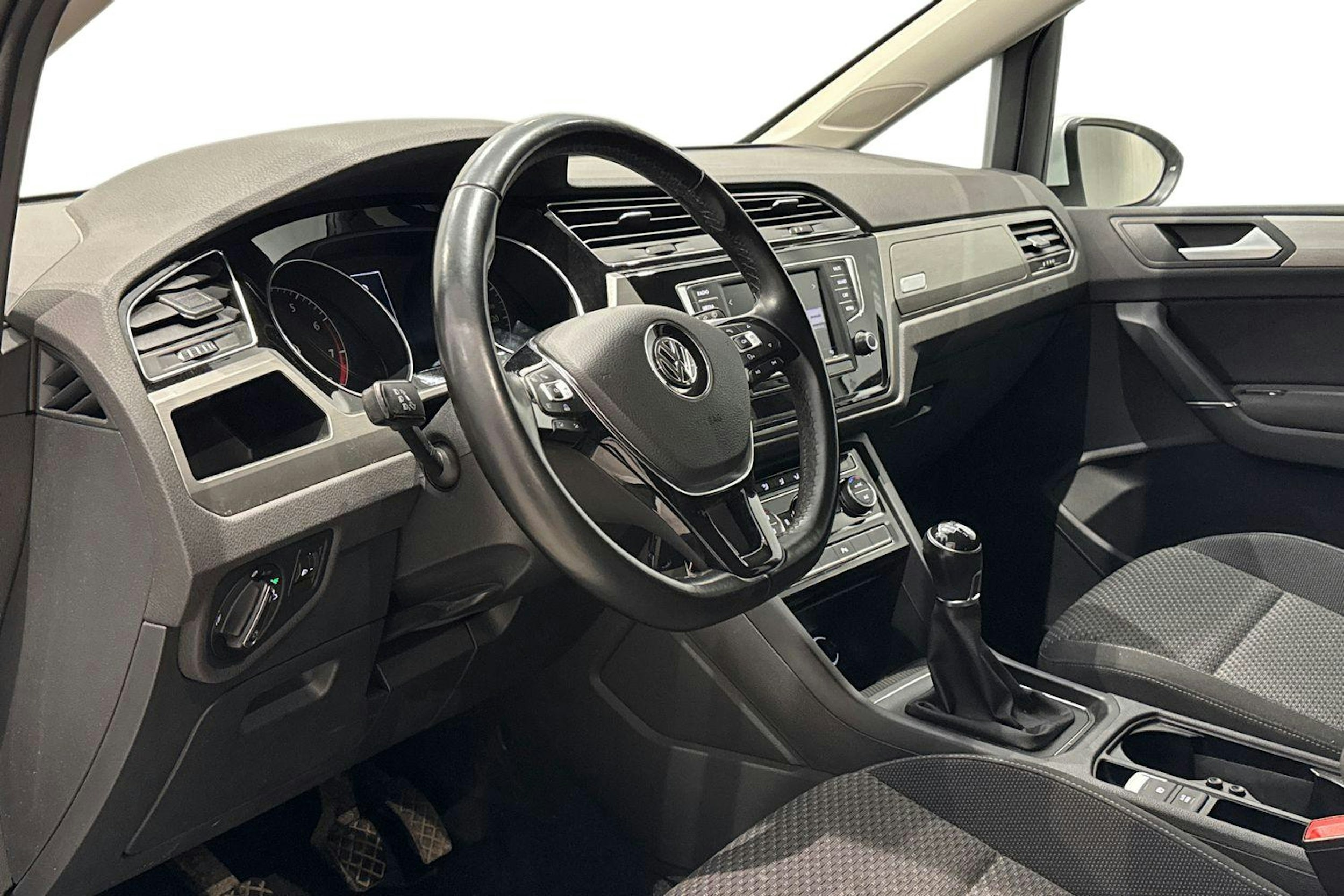 valkoinen Volkswagen Touran 2016 kuva 7.