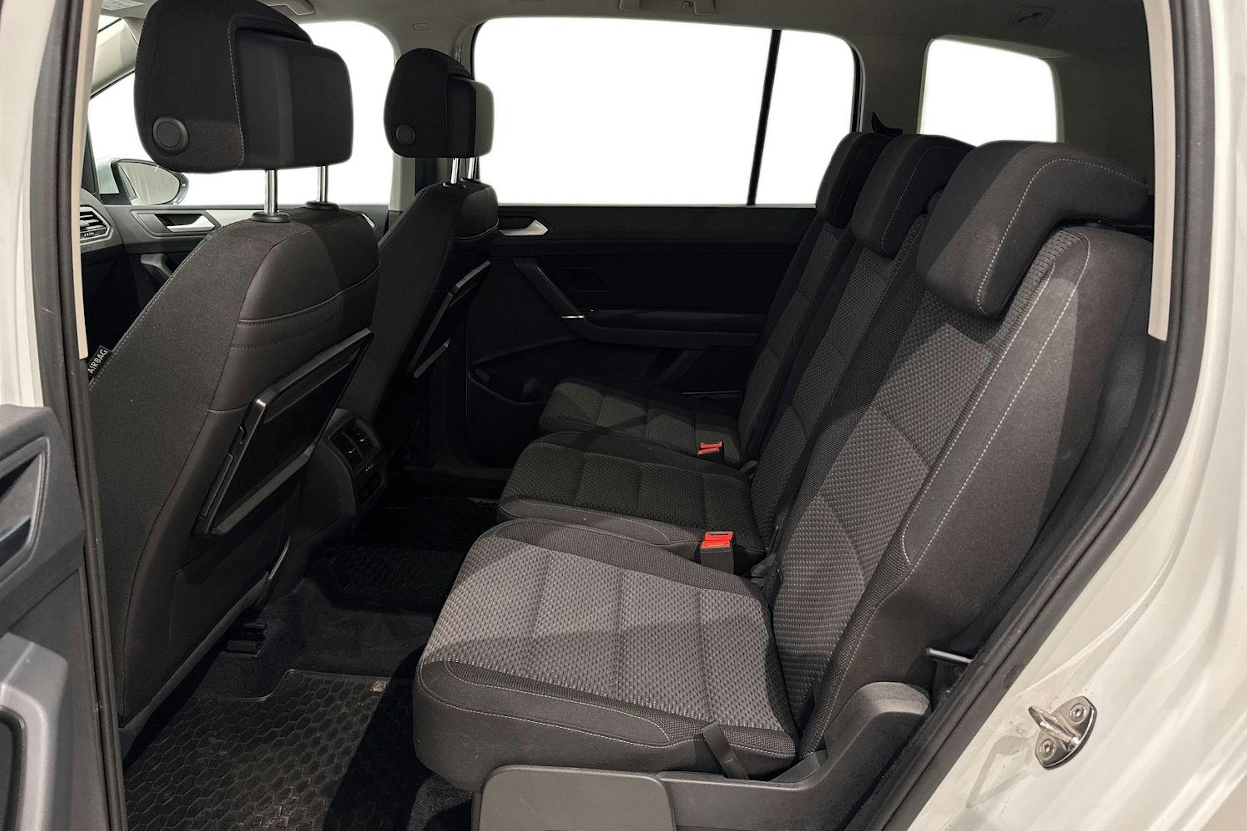 valkoinen Volkswagen Touran 2016 kuva 10.