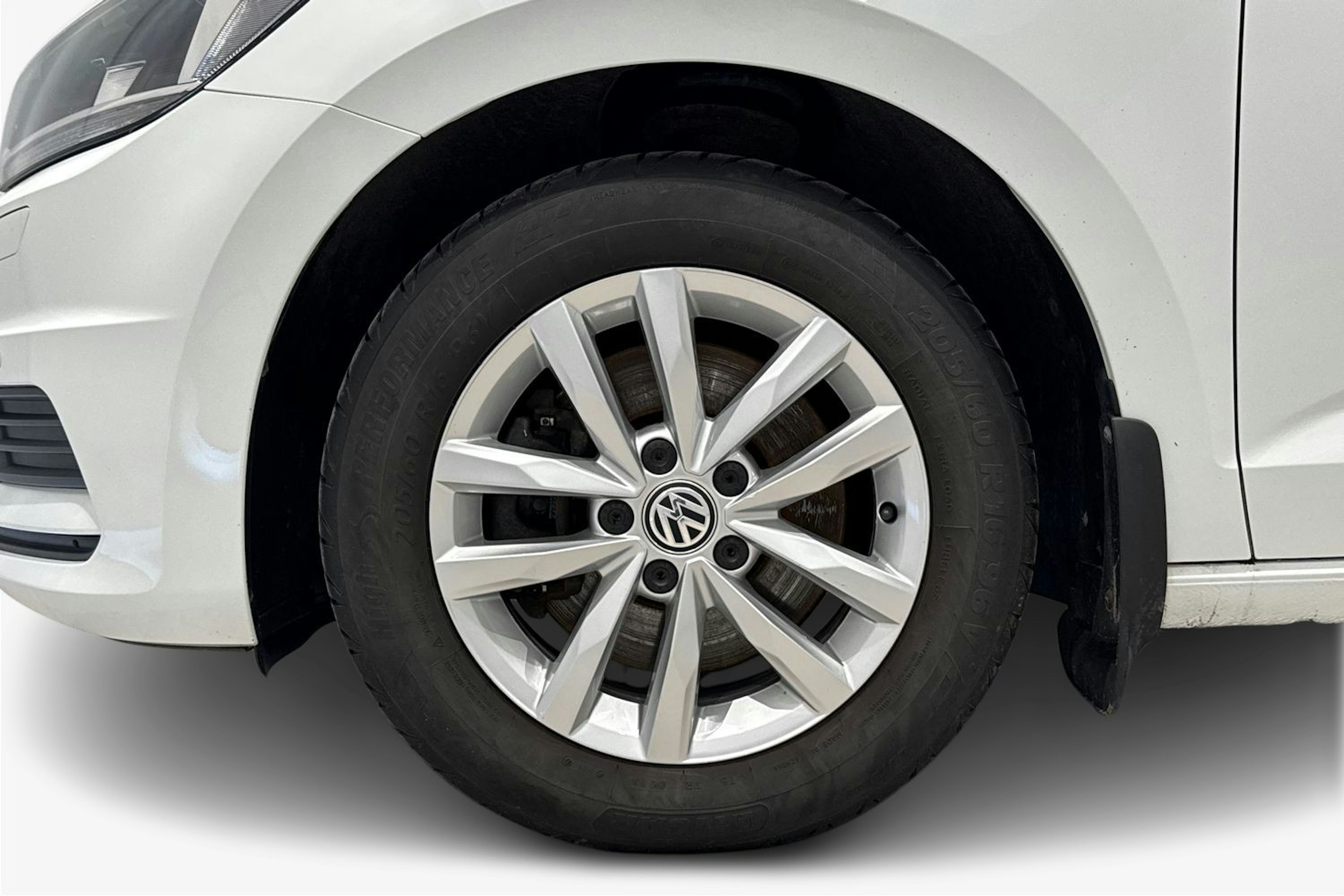 valkoinen Volkswagen Touran 2016 kuva 11.