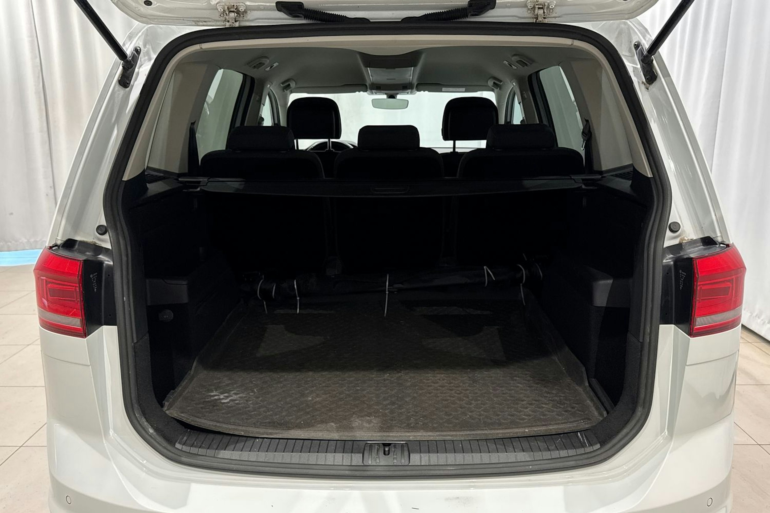 valkoinen Volkswagen Touran 2016 kuva 15.