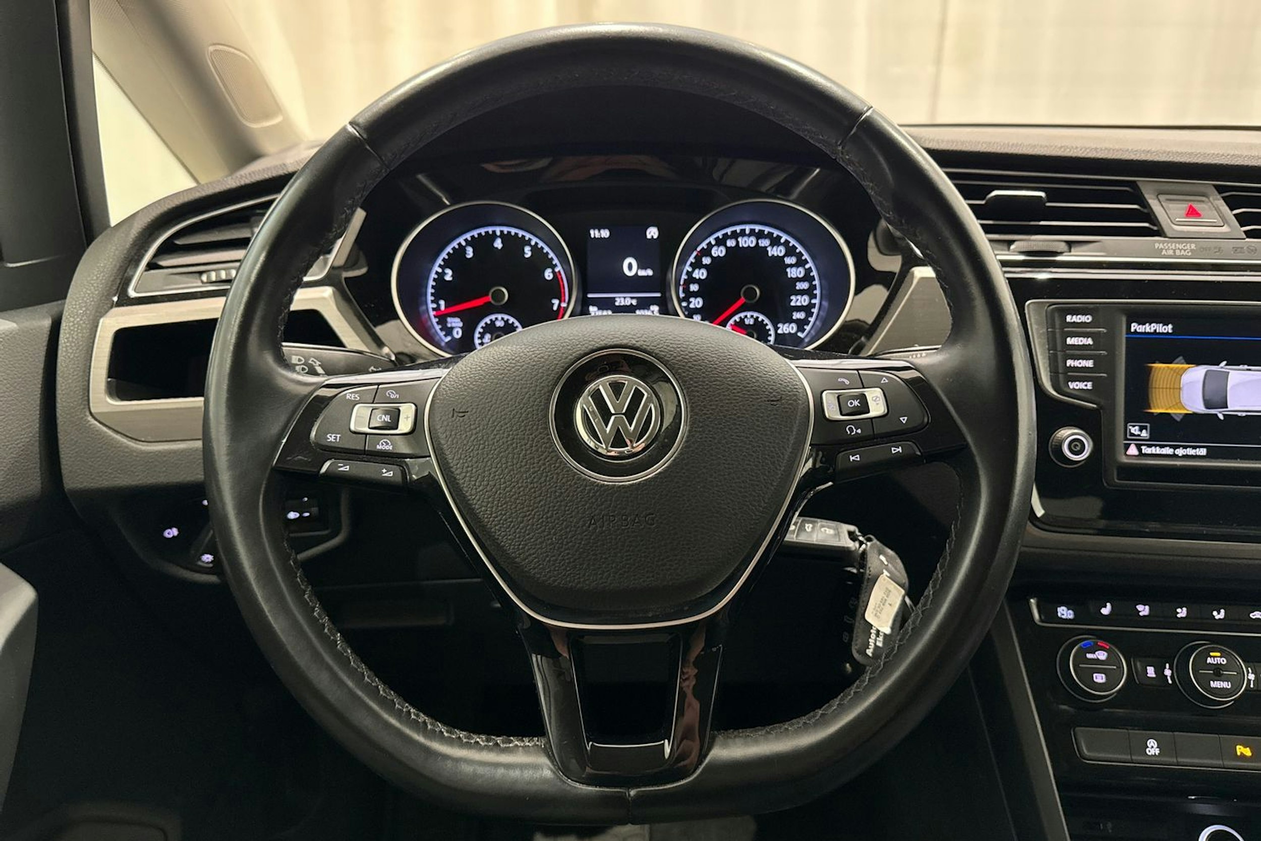 valkoinen Volkswagen Touran 2016 kuva 17.