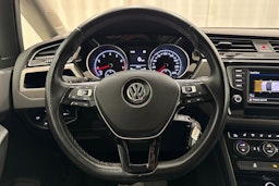 valkoinen Volkswagen Touran 2016 kuva 17.