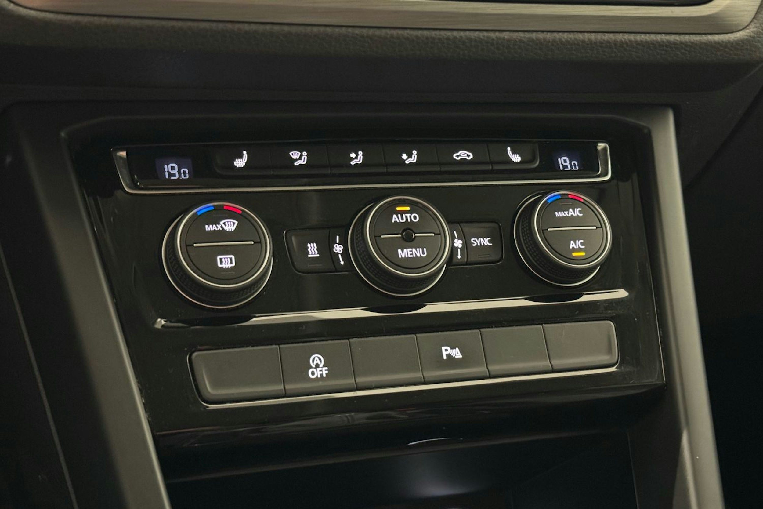 valkoinen Volkswagen Touran 2016 kuva 23.