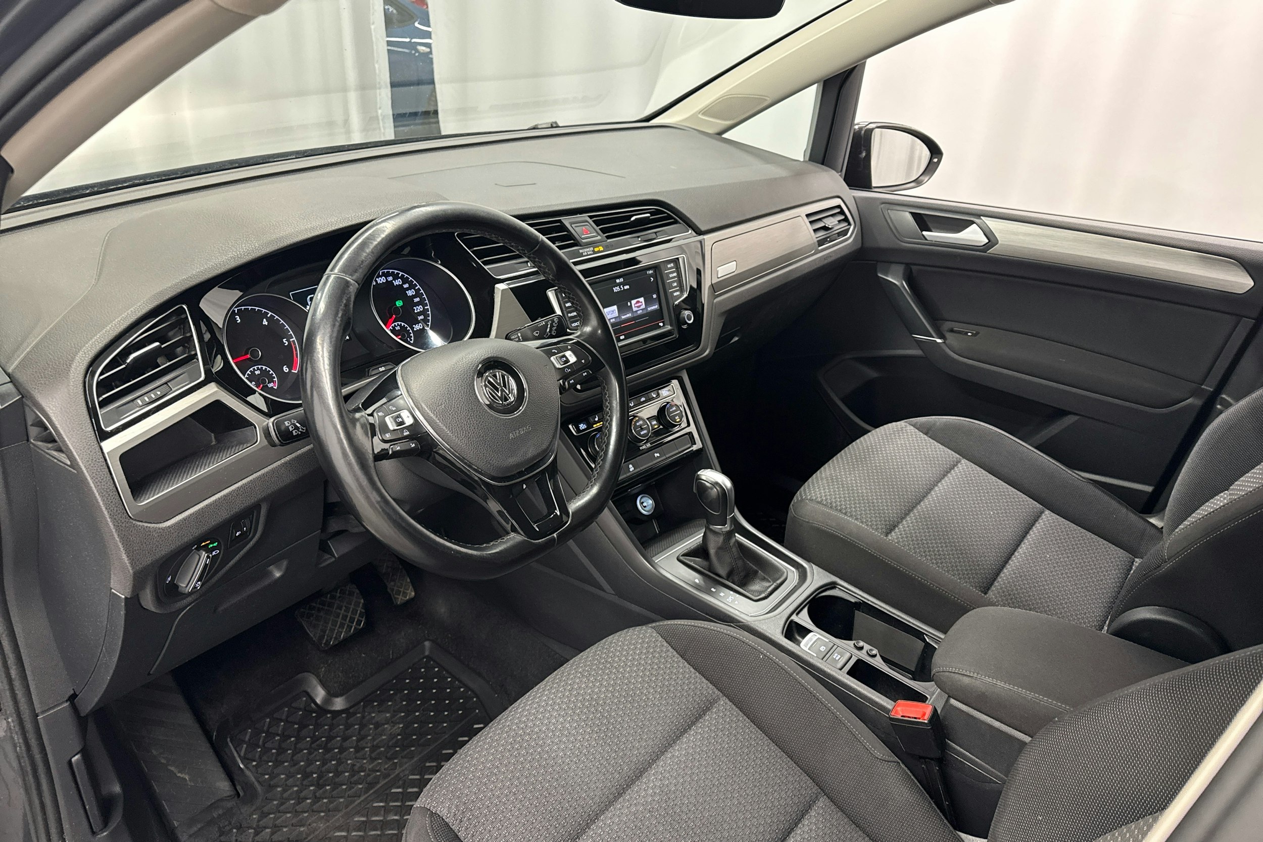 harmaa Volkswagen Touran 2016 kuva 6.