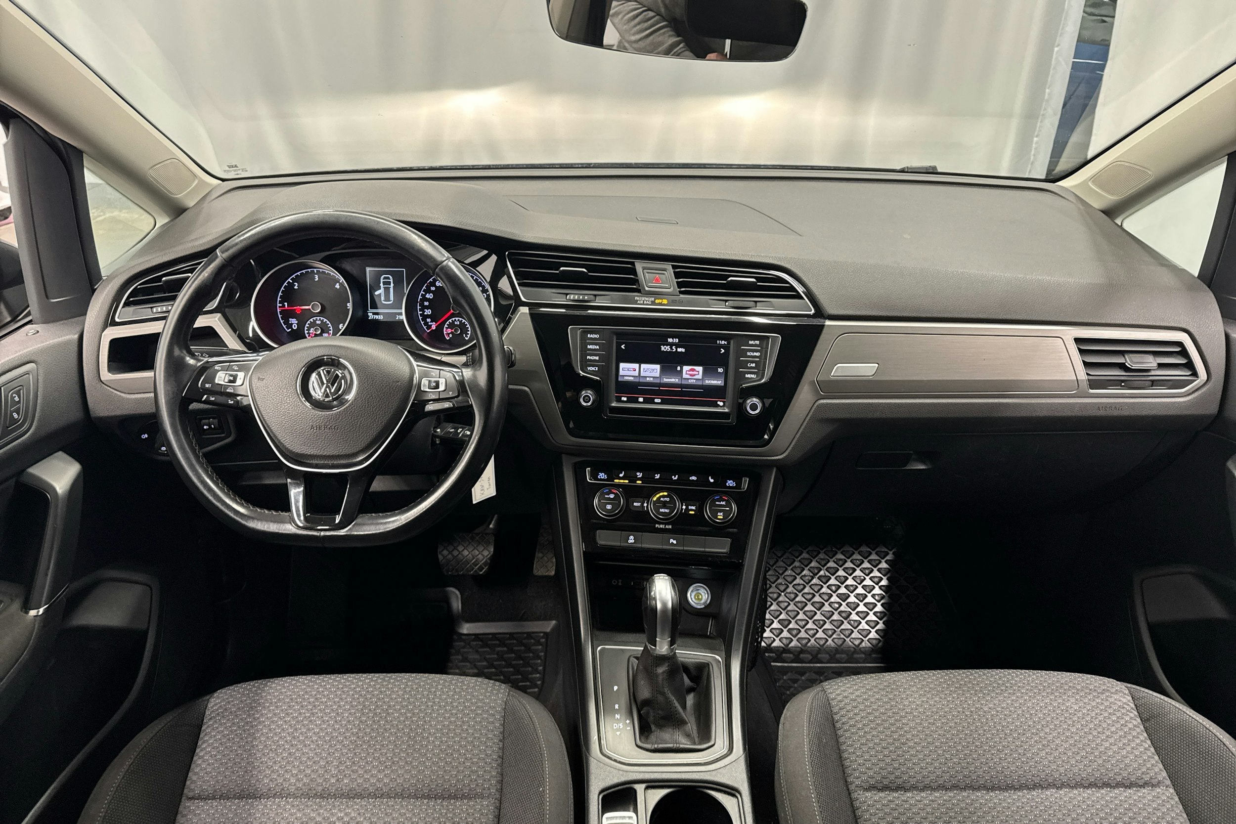 harmaa Volkswagen Touran 2016 kuva 7.