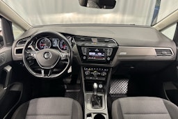 harmaa Volkswagen Touran 2016 kuva 7.