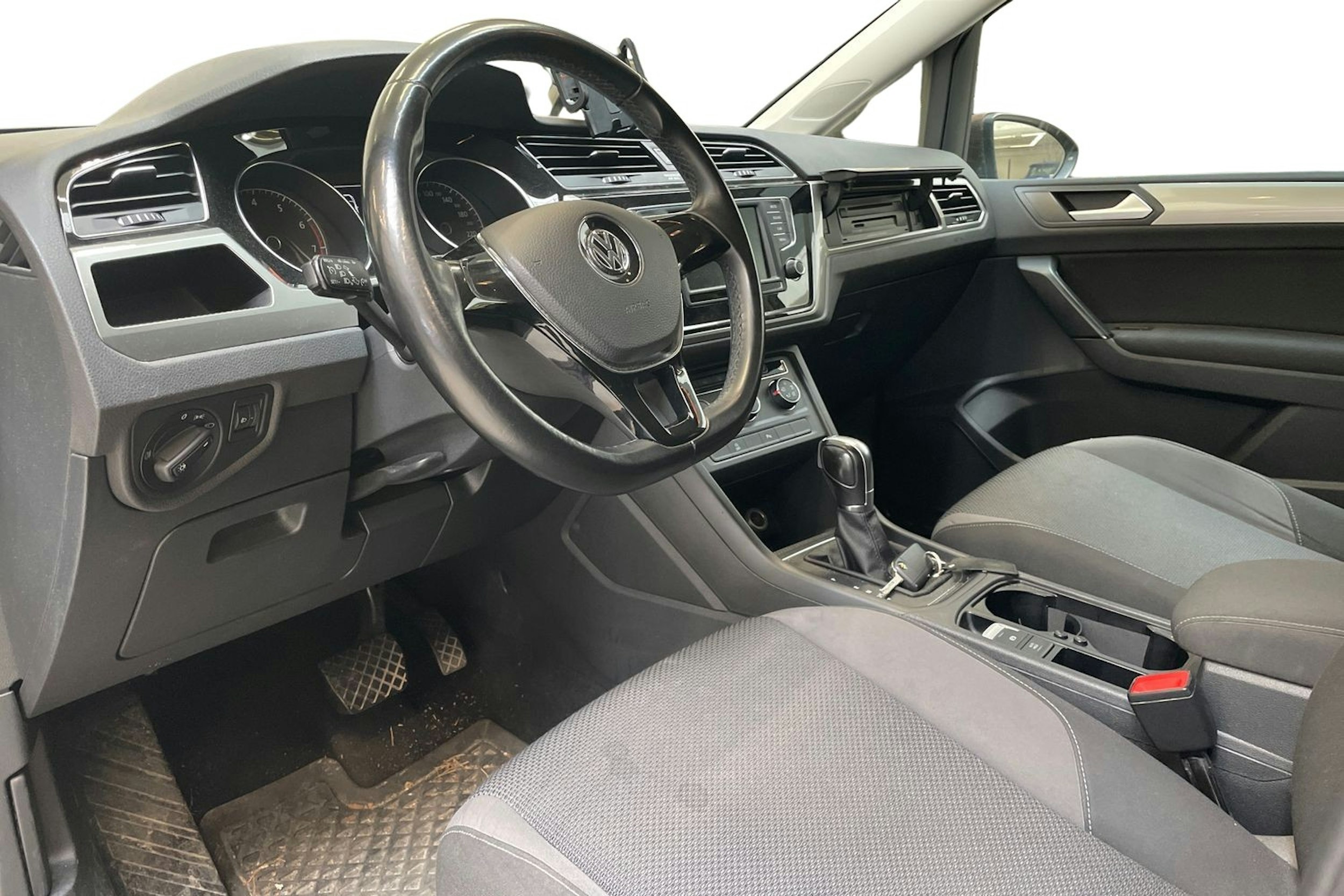 ruskea (beige) Volkswagen Touran 2016 kuva 3.