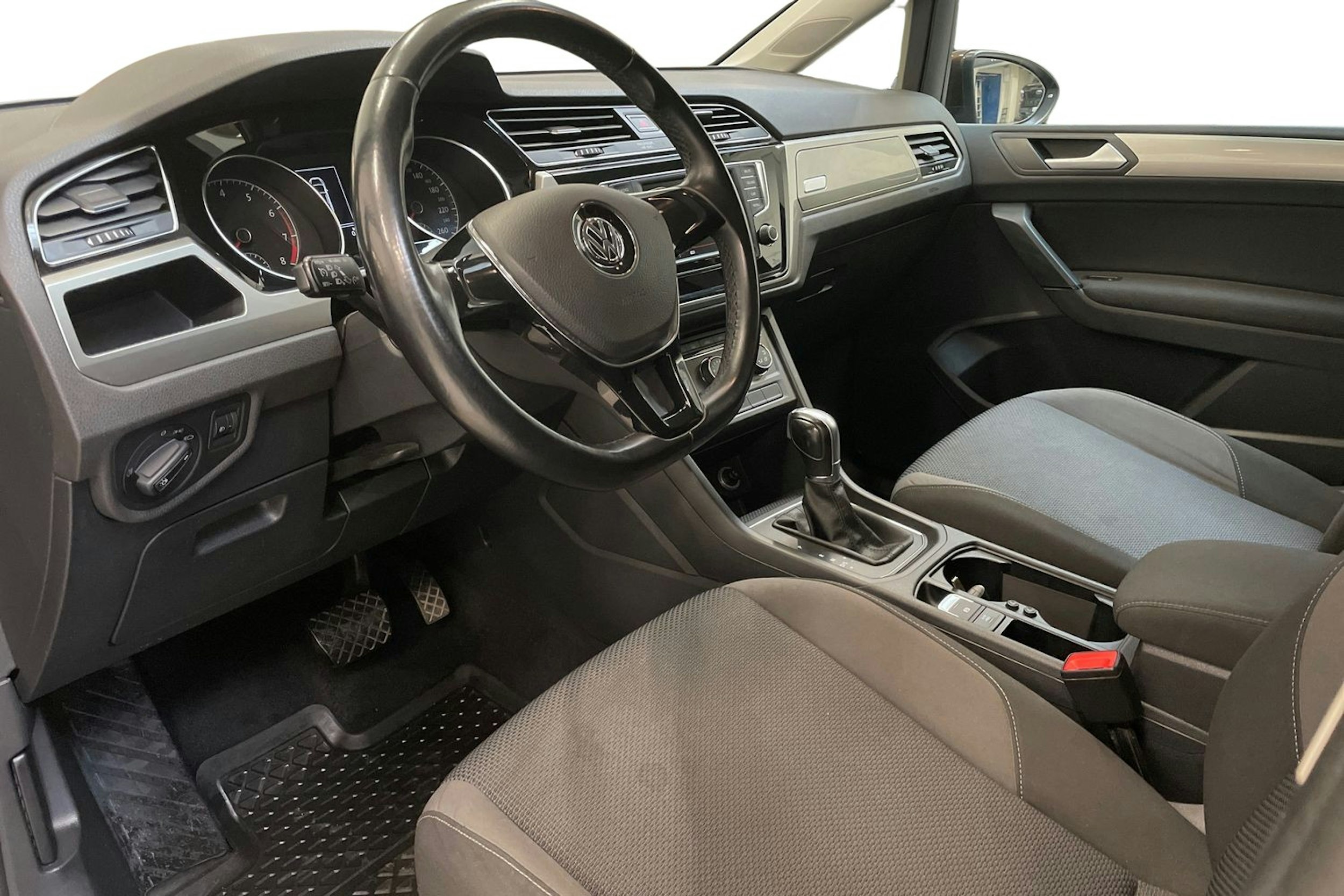 ruskea (beige) Volkswagen Touran 2016 kuva 7.