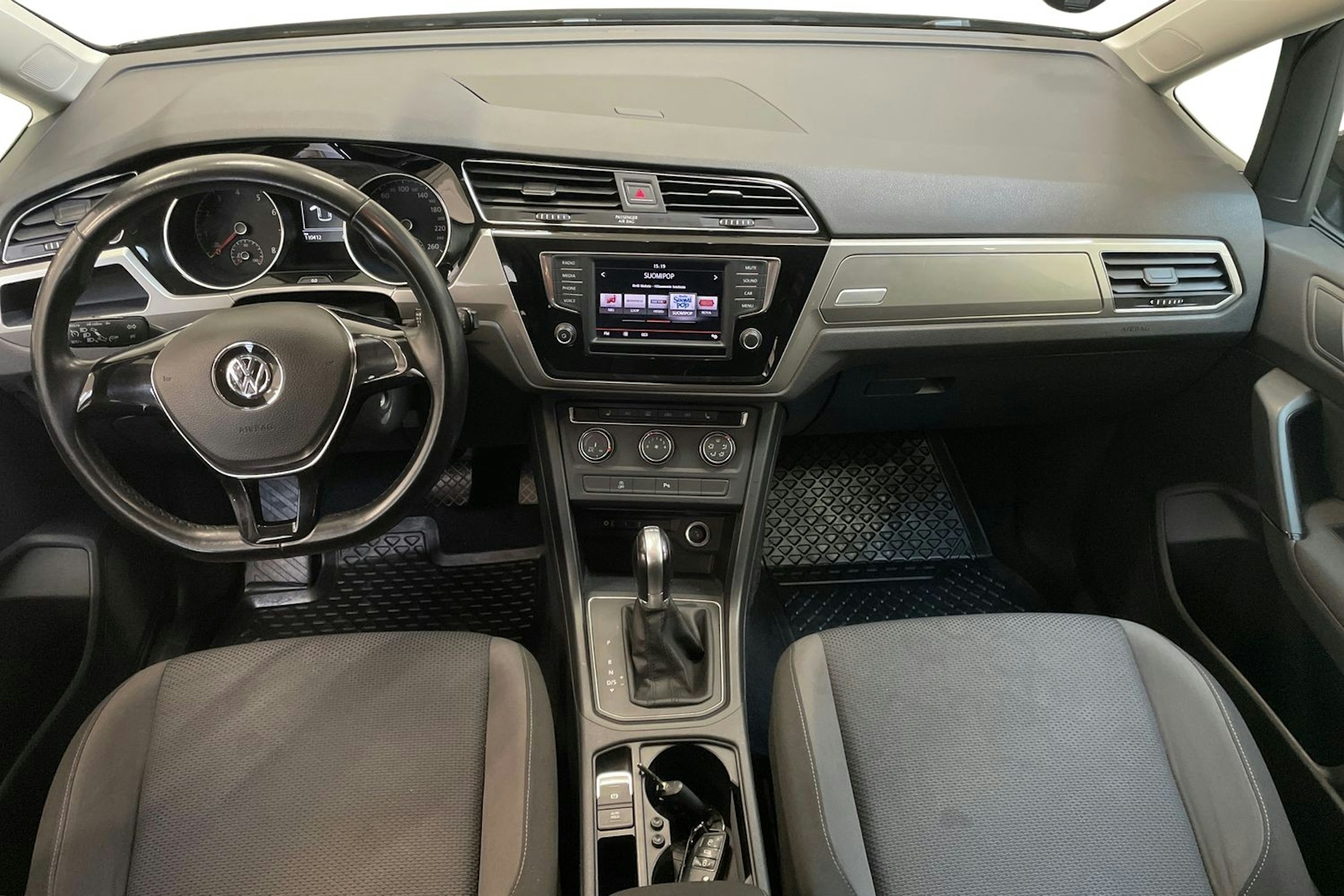 ruskea (beige) Volkswagen Touran 2016 kuva 9.