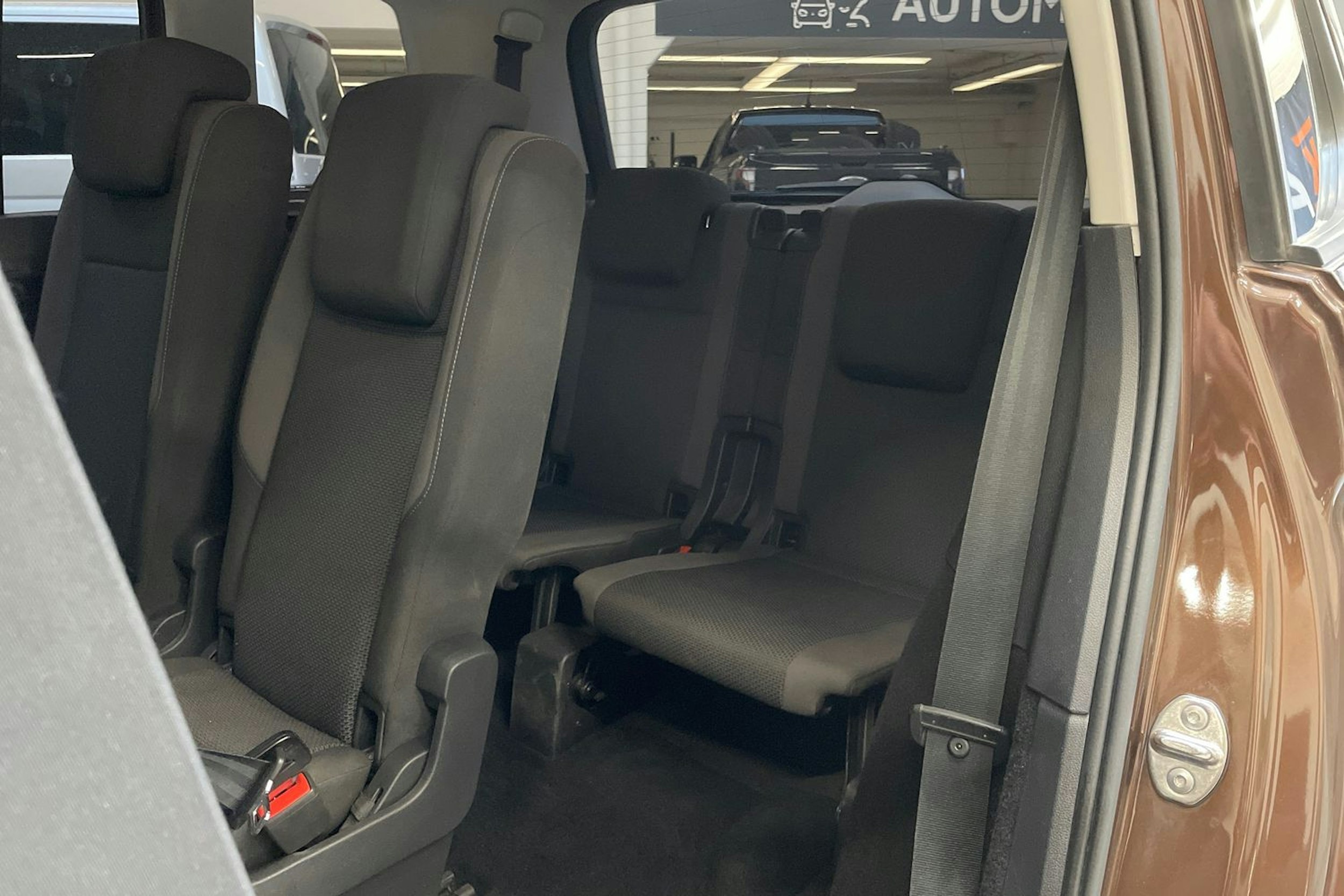 ruskea (beige) Volkswagen Touran 2016 kuva 14.