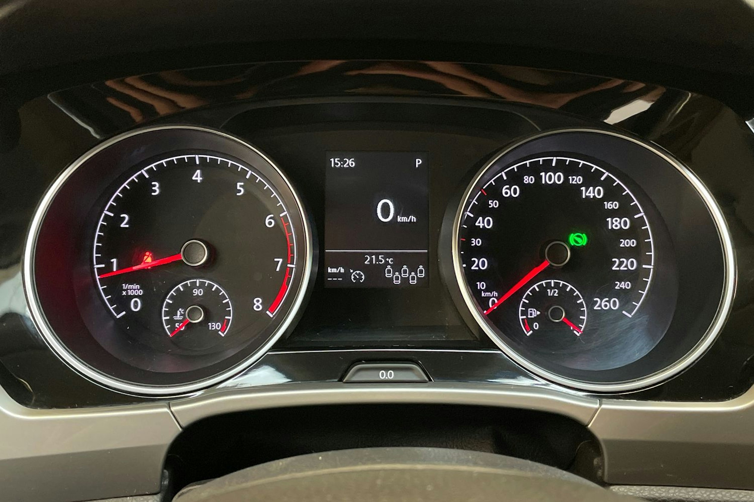 ruskea (beige) Volkswagen Touran 2016 kuva 16.