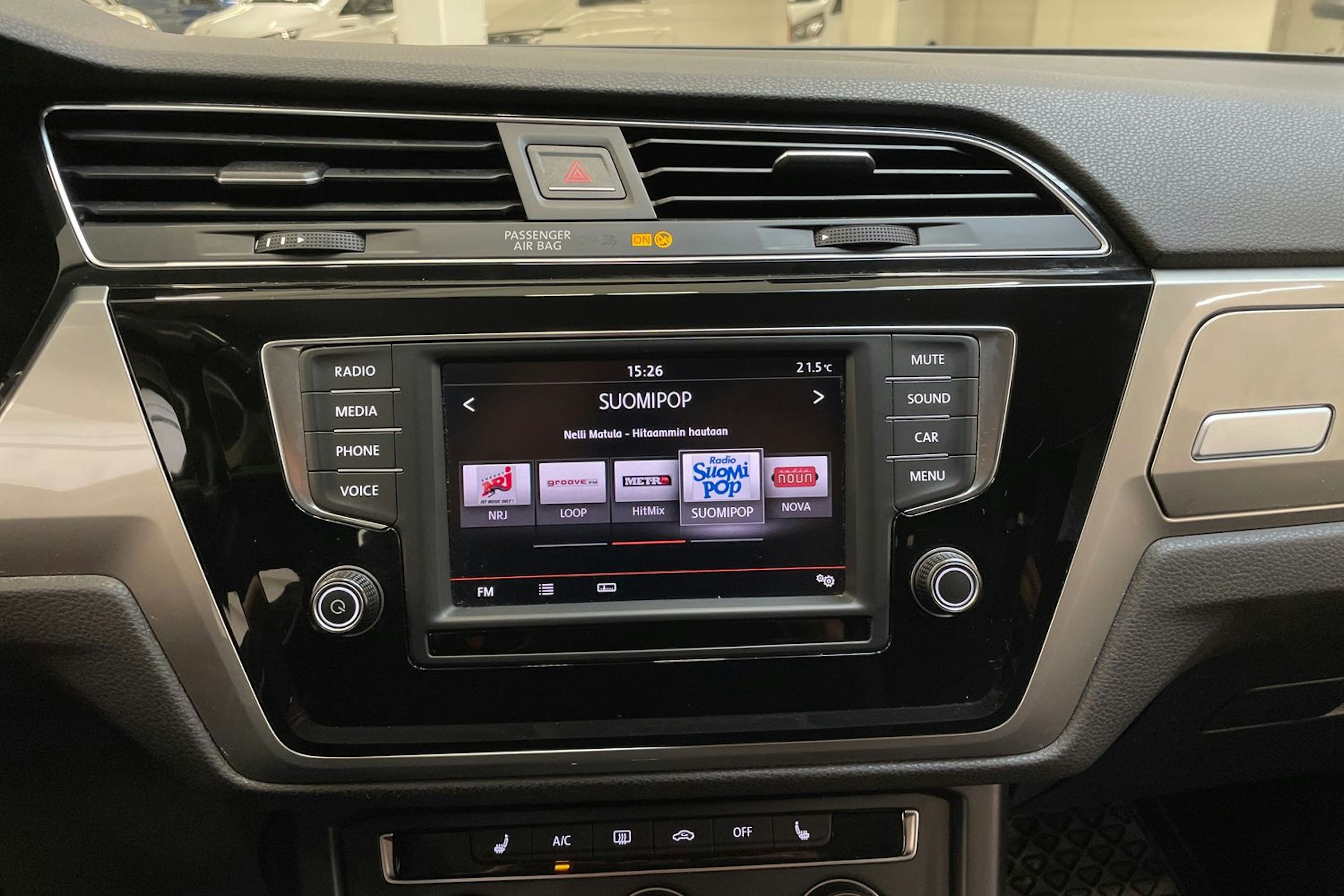 ruskea (beige) Volkswagen Touran 2016 kuva 17.