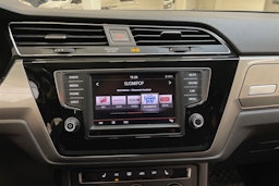 ruskea (beige) Volkswagen Touran 2016 kuva 17.