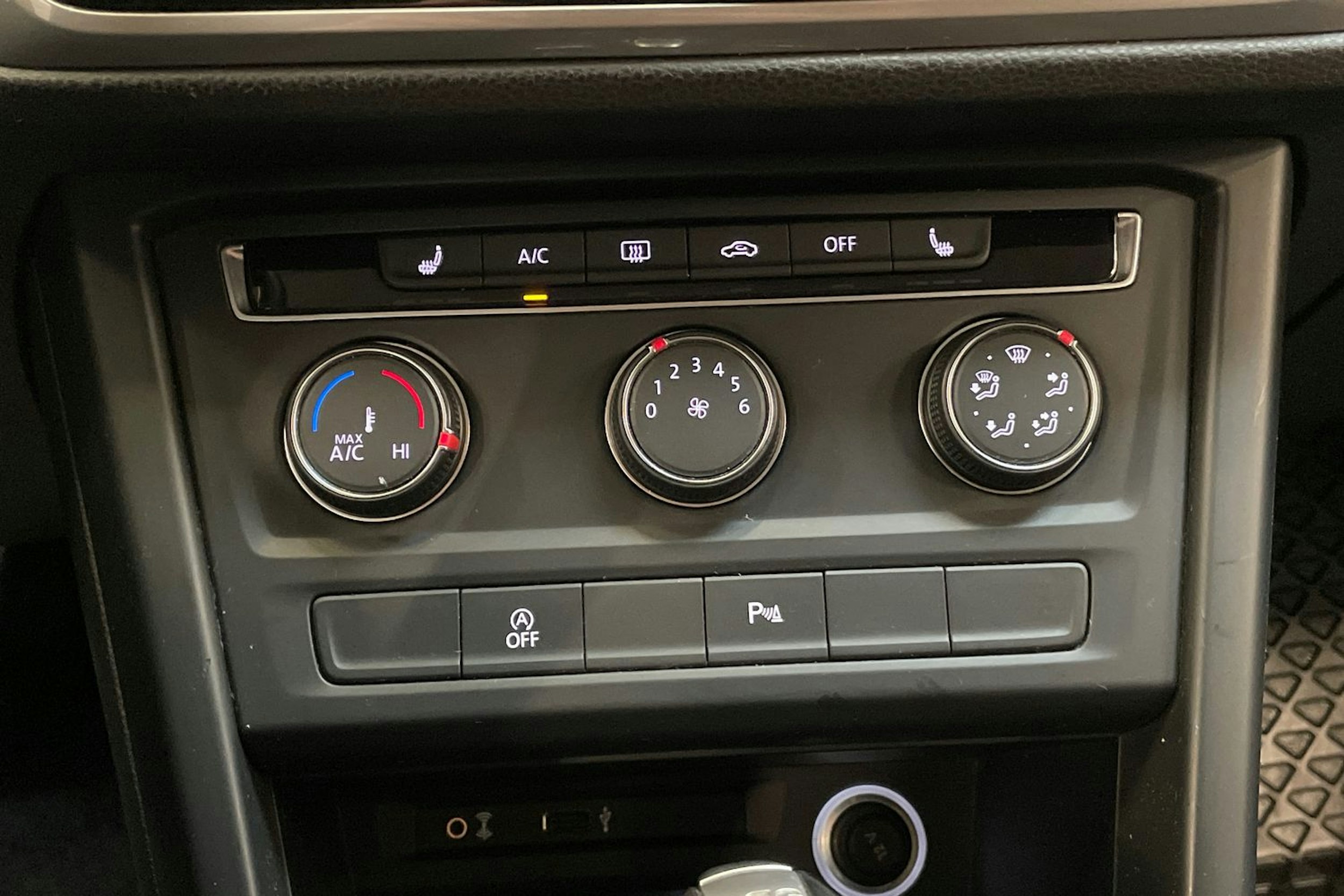 ruskea (beige) Volkswagen Touran 2016 kuva 18.