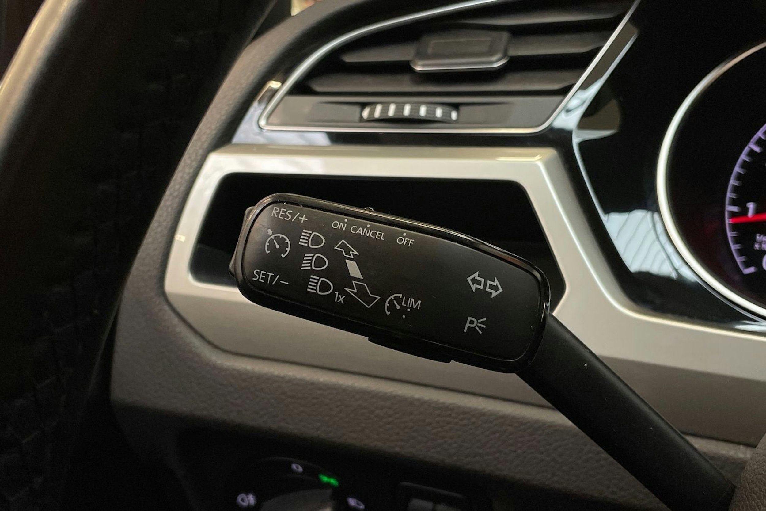 ruskea (beige) Volkswagen Touran 2016 kuva 20.