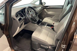 ruskea (beige) Volkswagen Touran 2016 kuva 6.