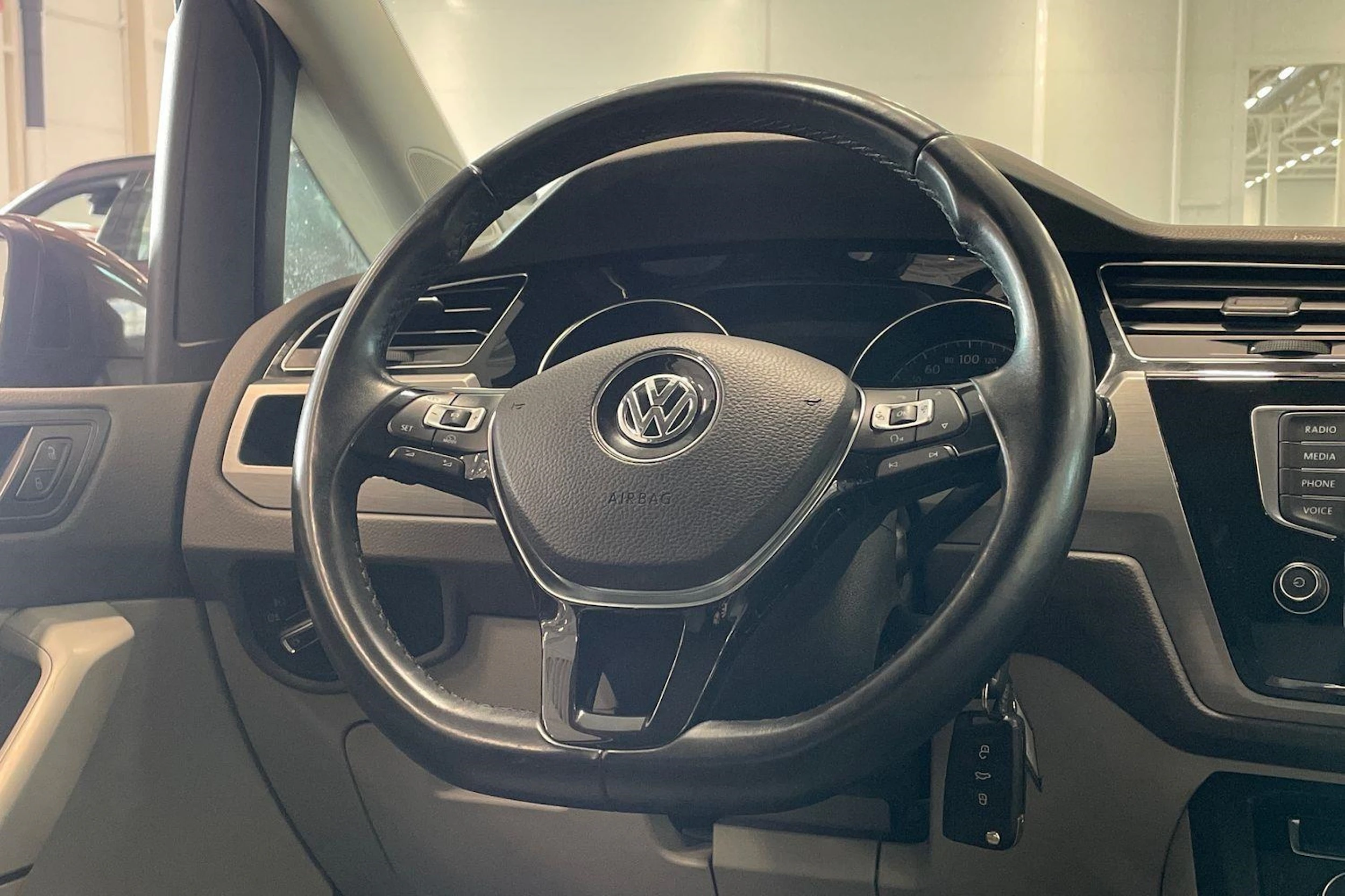 ruskea (beige) Volkswagen Touran 2016 kuva 11.