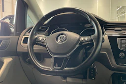 ruskea (beige) Volkswagen Touran 2016 kuva 11.