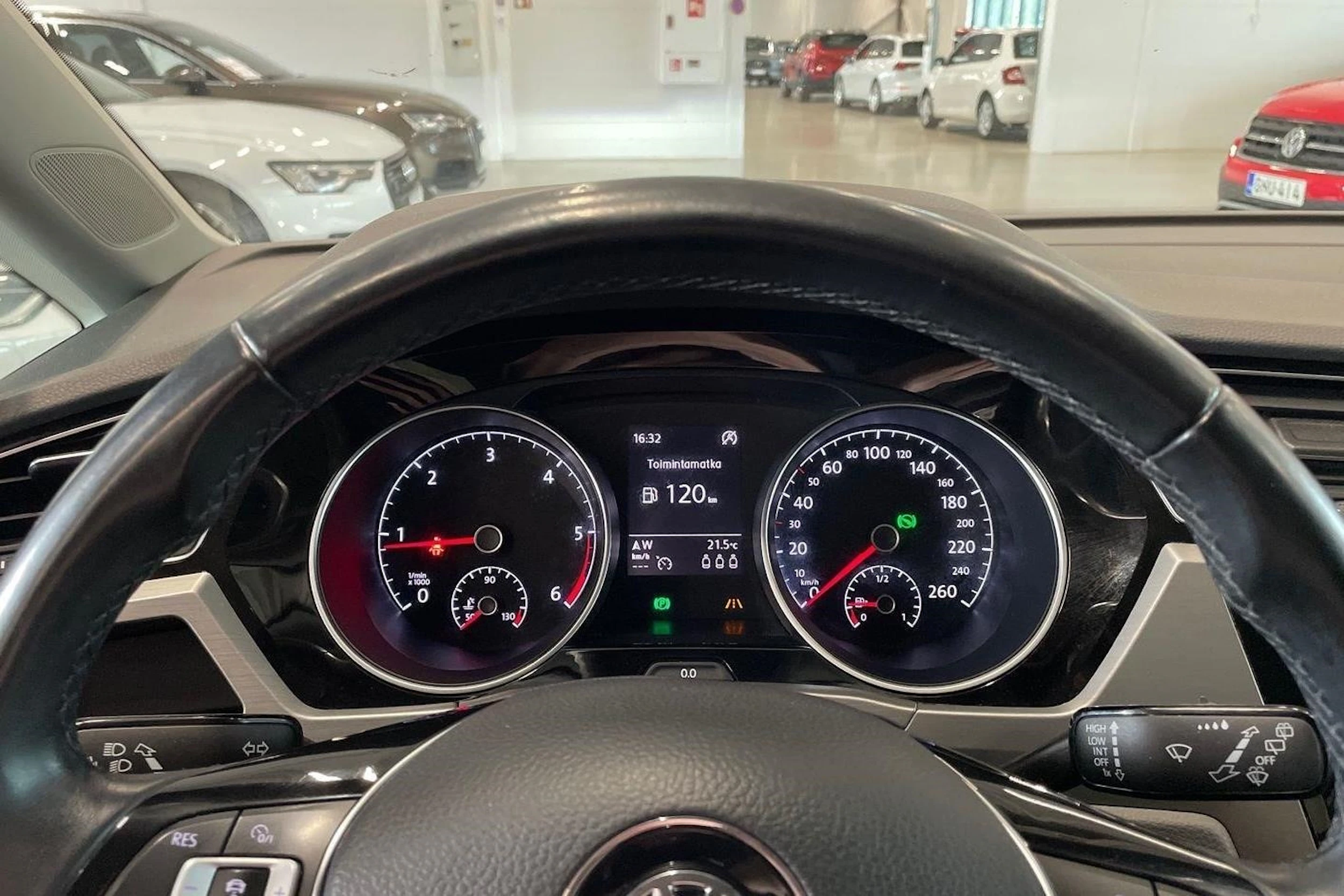 ruskea (beige) Volkswagen Touran 2016 kuva 12.