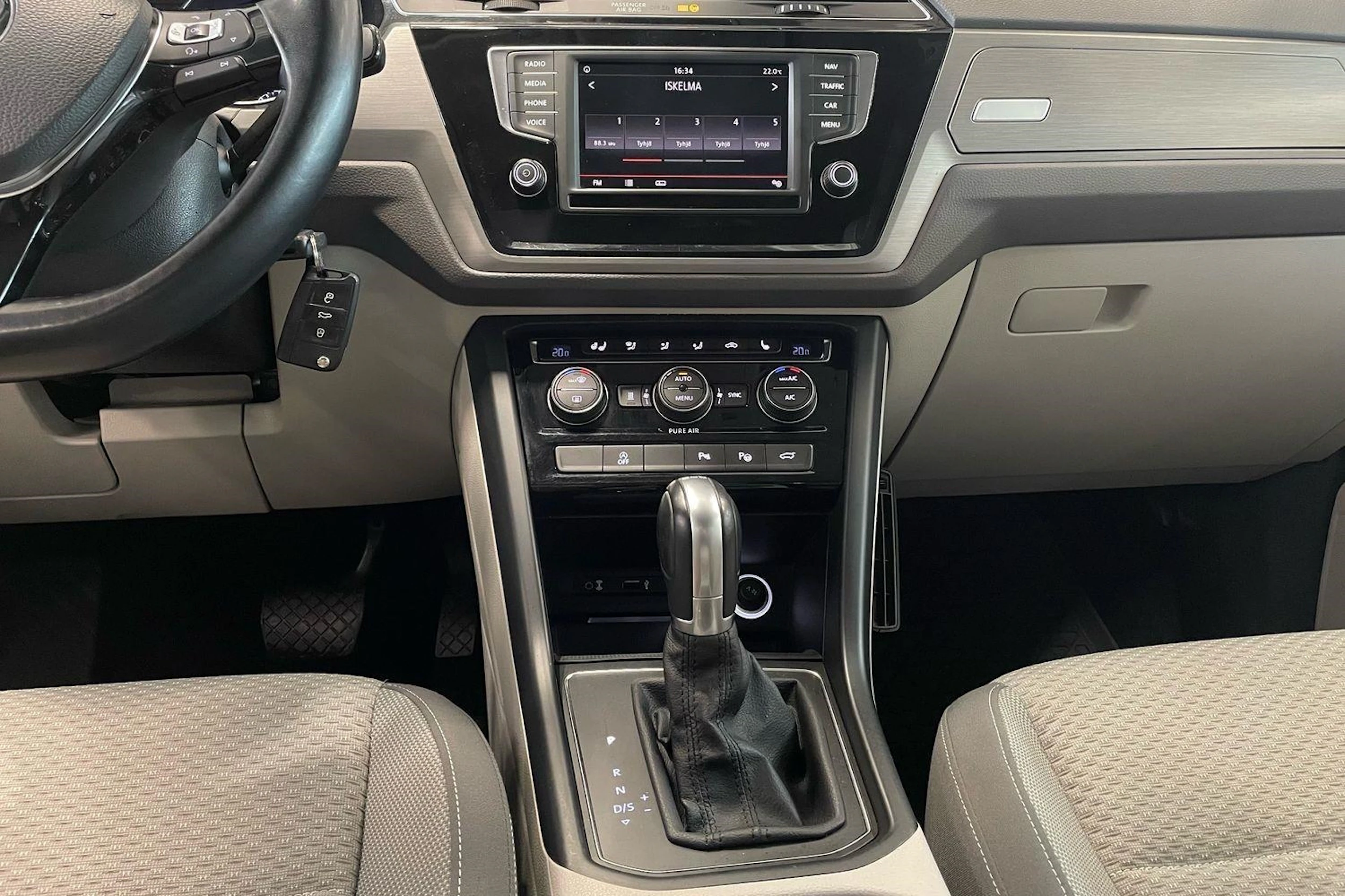 ruskea (beige) Volkswagen Touran 2016 kuva 15.