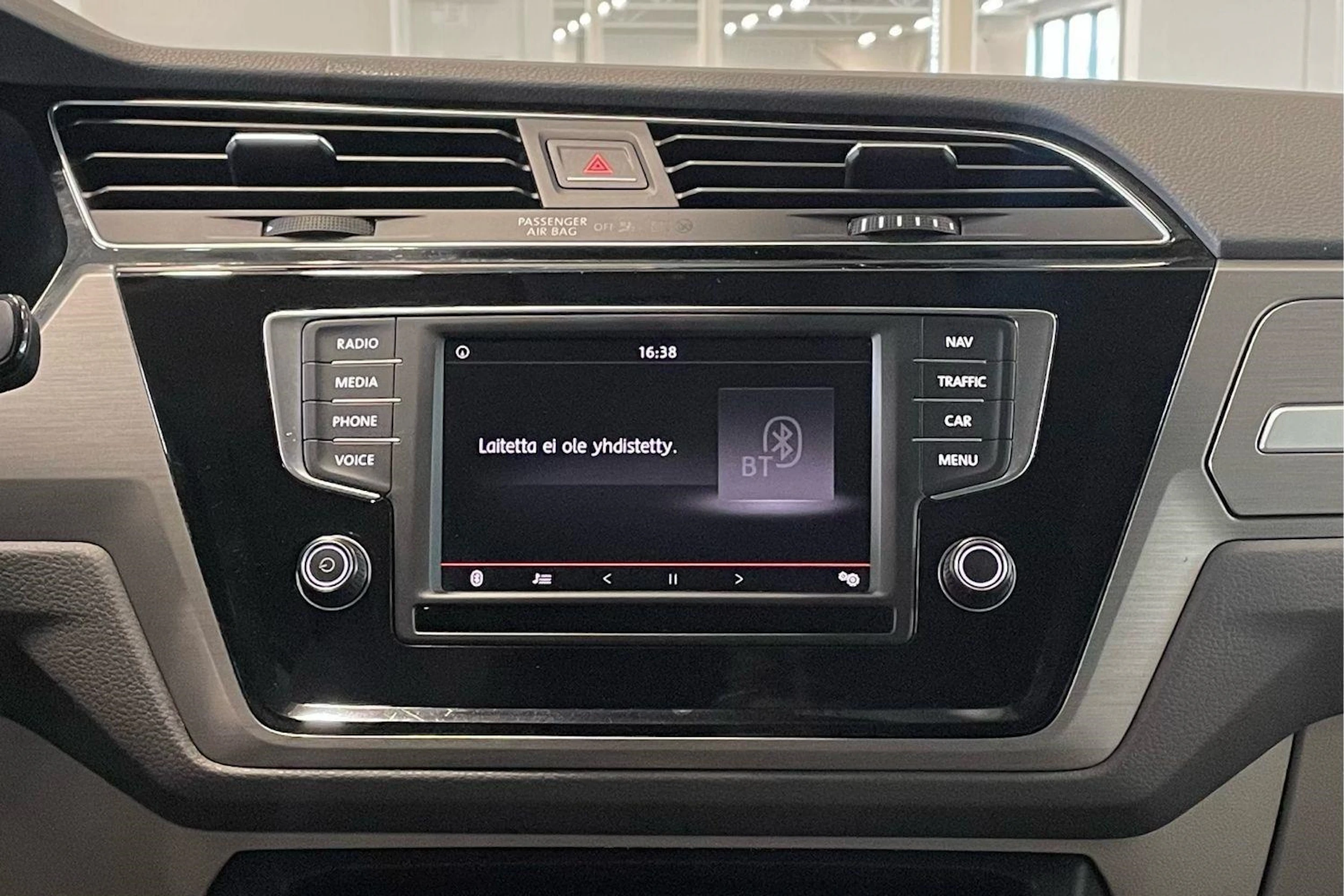 ruskea (beige) Volkswagen Touran 2016 kuva 16.