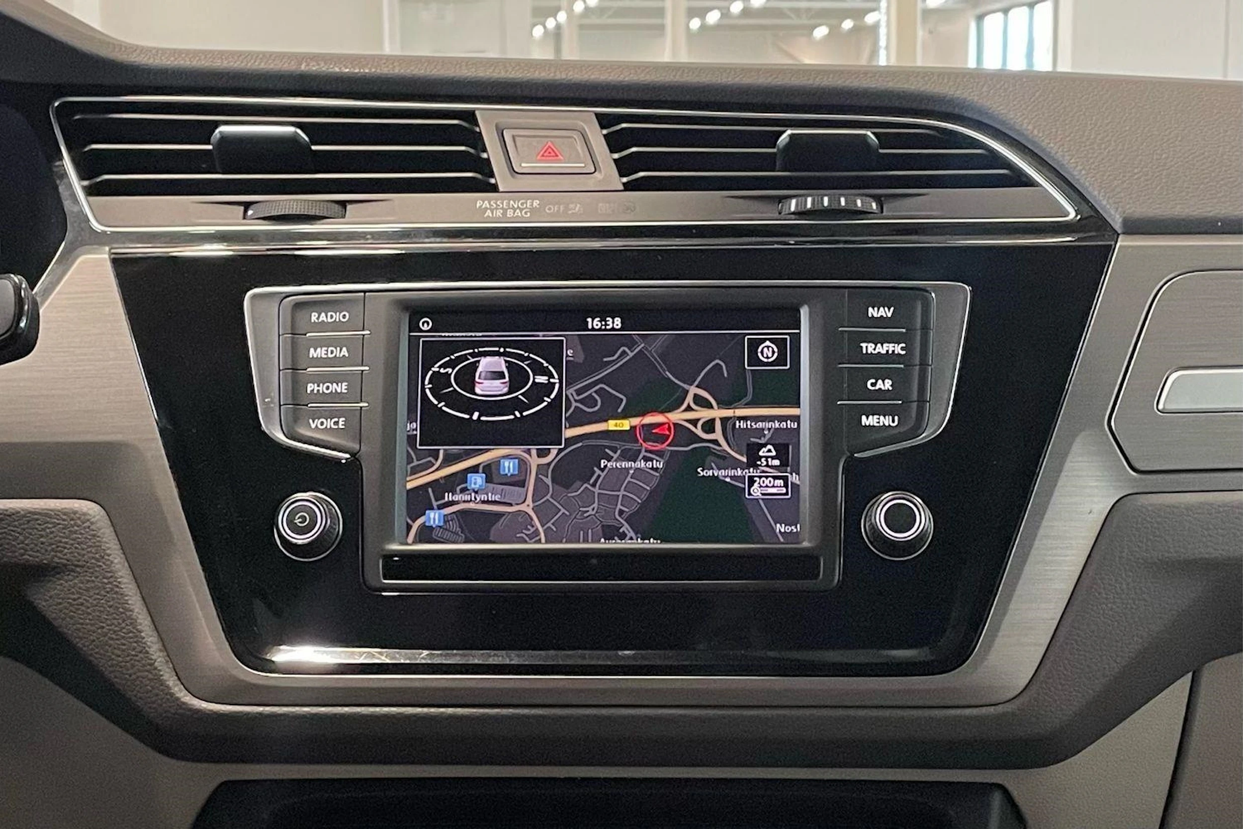 ruskea (beige) Volkswagen Touran 2016 kuva 17.