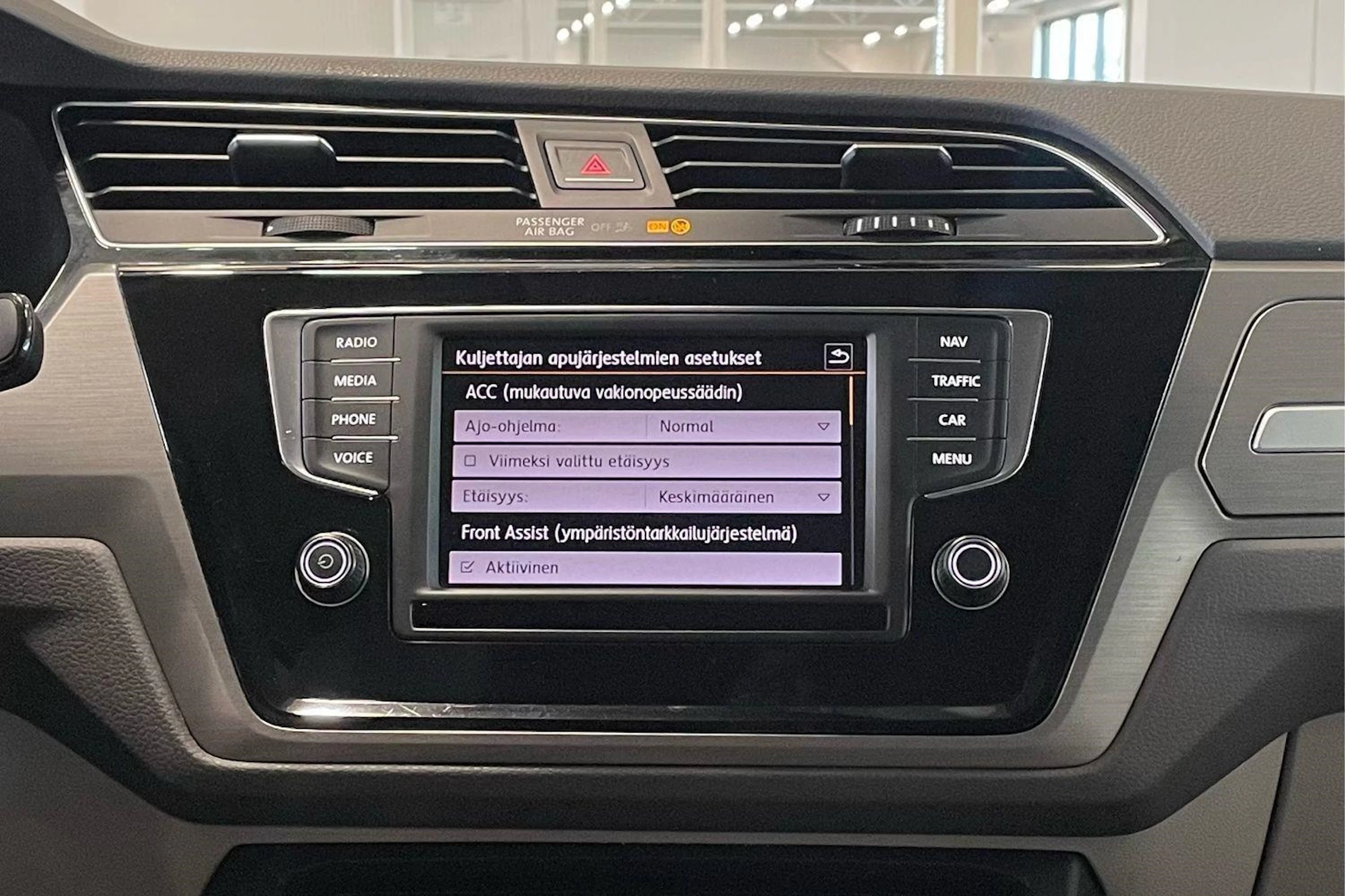 ruskea (beige) Volkswagen Touran 2016 kuva 18.