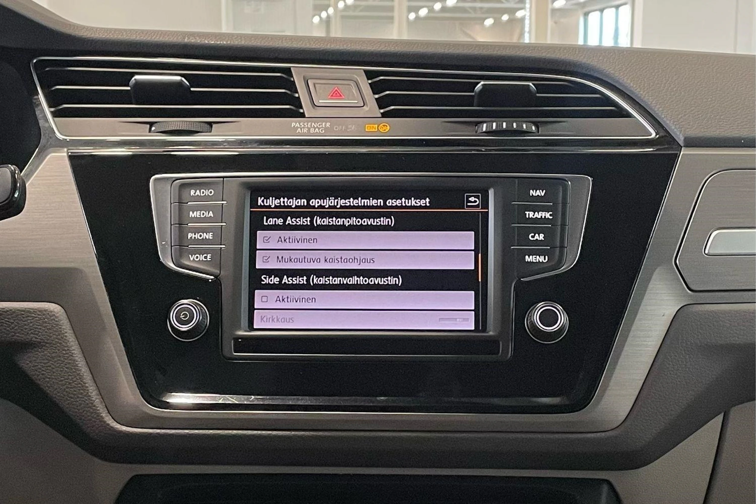 ruskea (beige) Volkswagen Touran 2016 kuva 19.