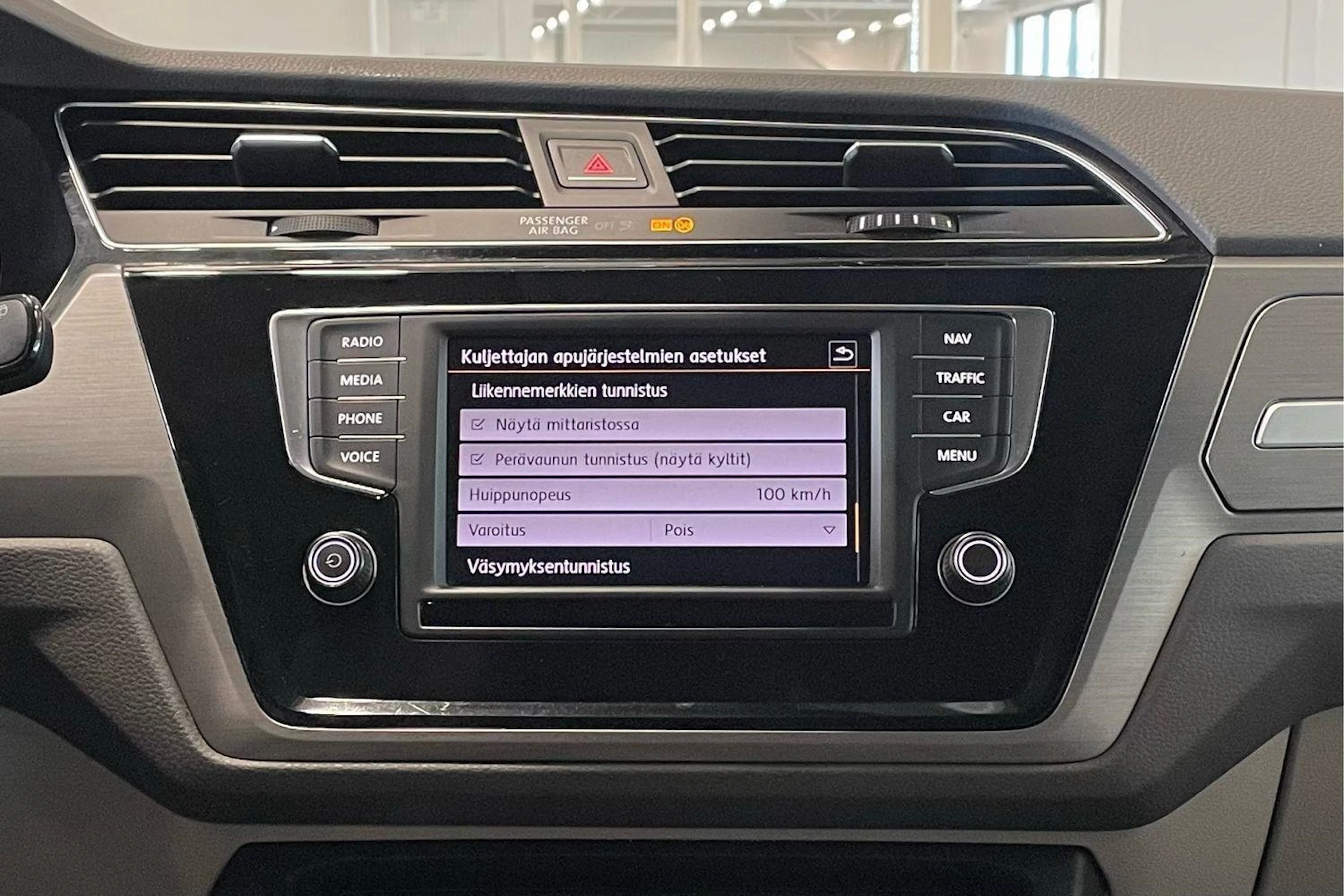 ruskea (beige) Volkswagen Touran 2016 kuva 20.