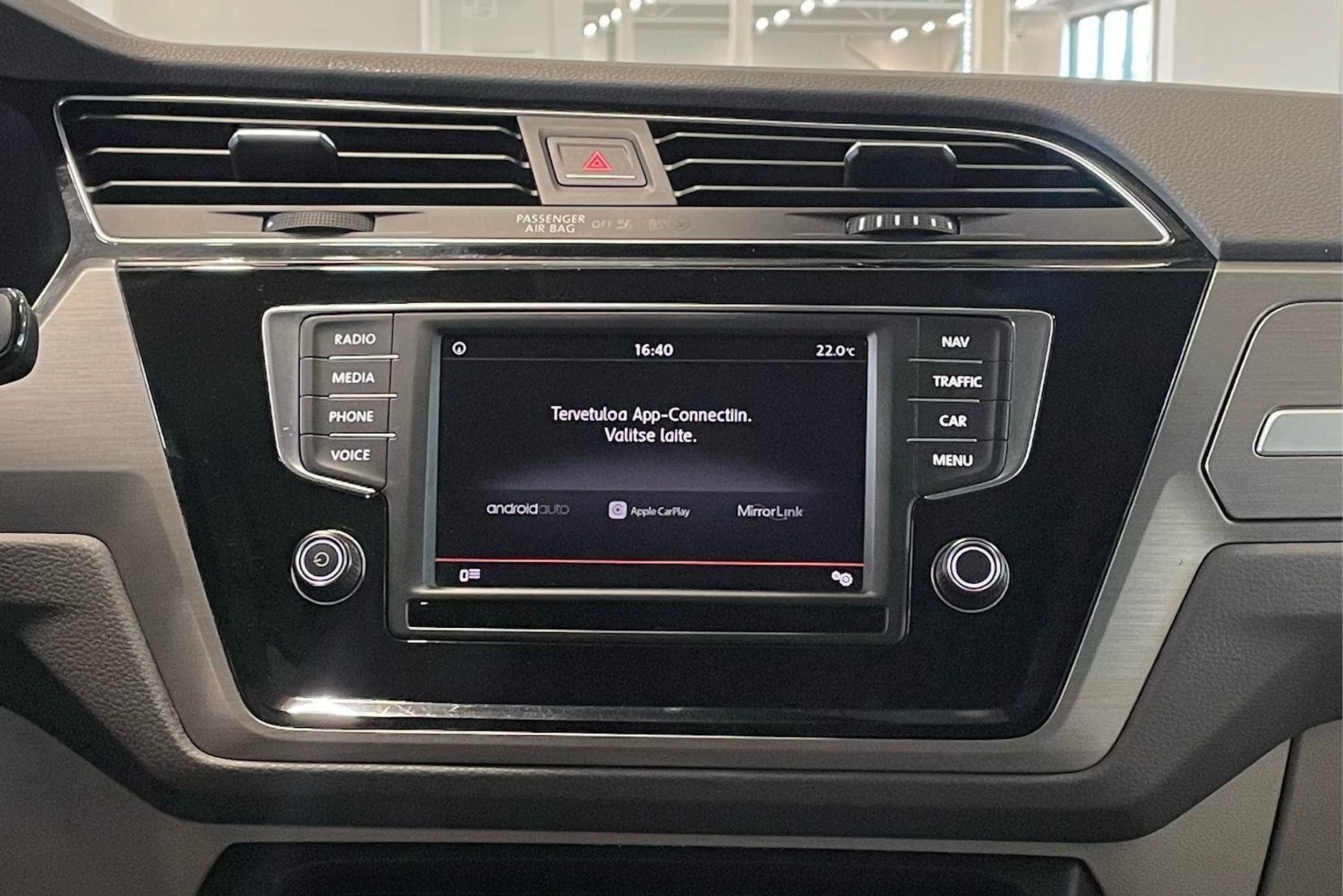 ruskea (beige) Volkswagen Touran 2016 kuva 22.