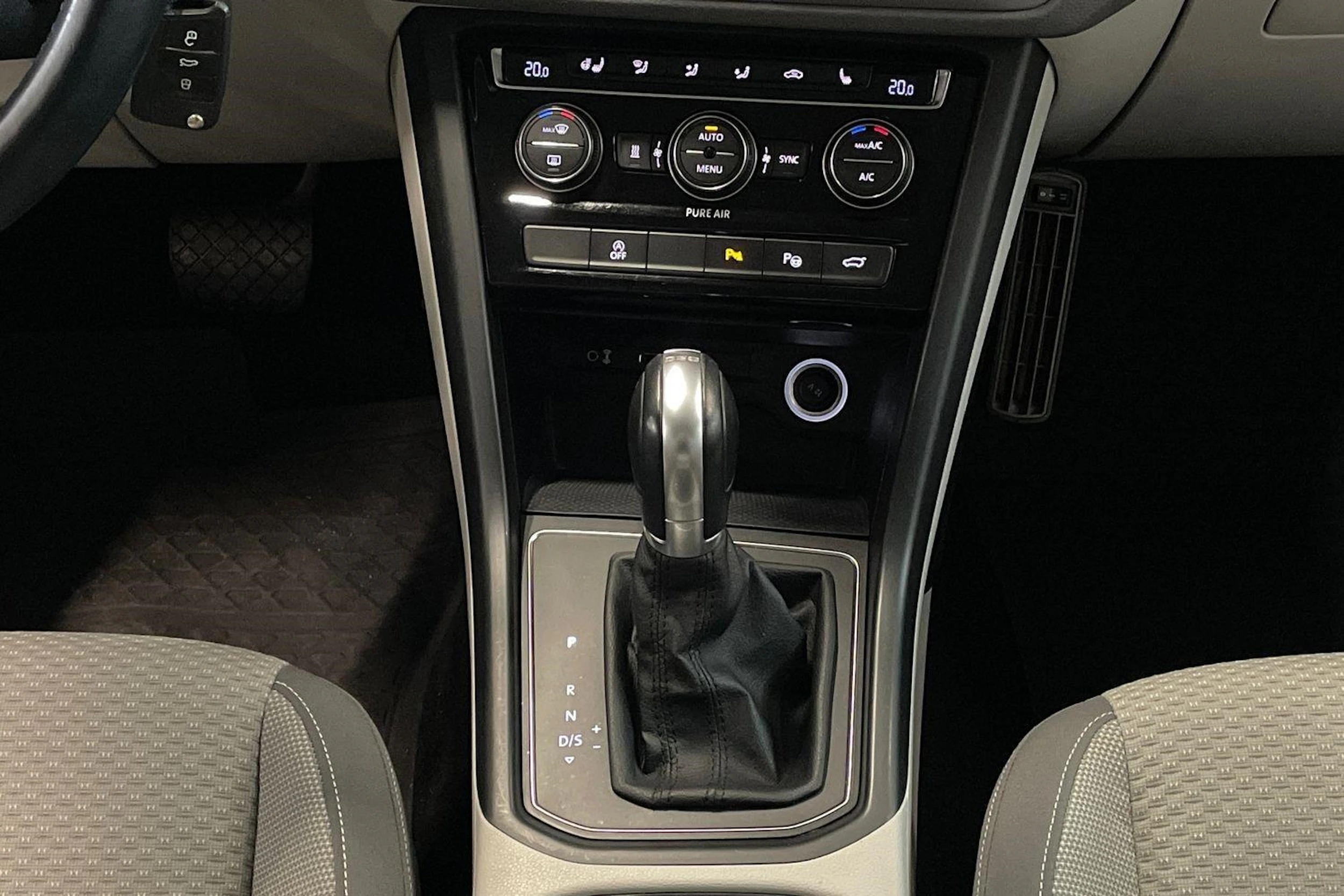 ruskea (beige) Volkswagen Touran 2016 kuva 24.
