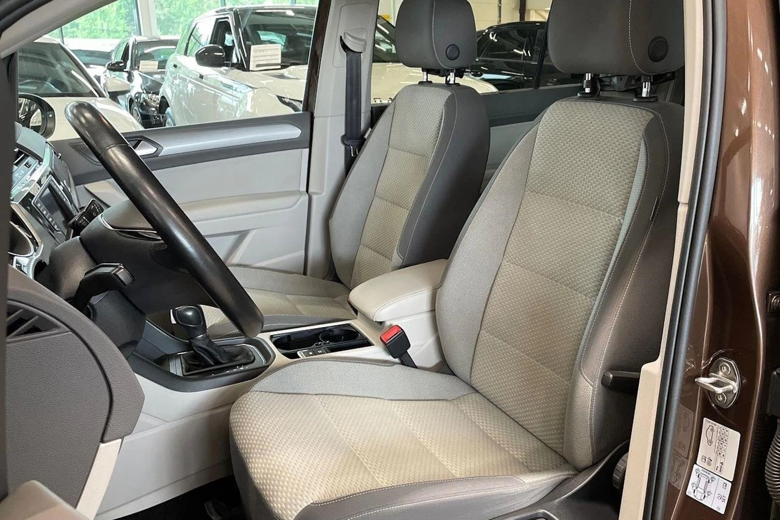 ruskea (beige) Volkswagen Touran 2016 kuva 26.