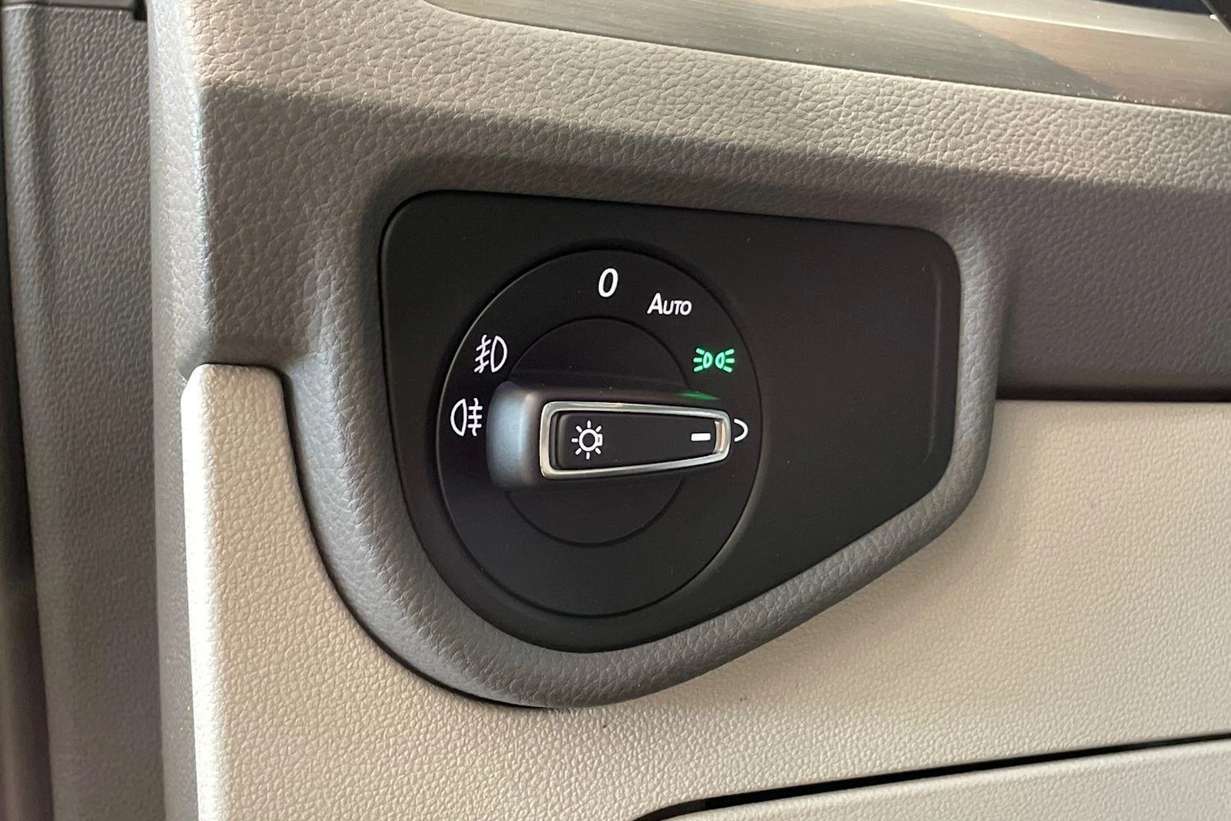 ruskea (beige) Volkswagen Touran 2016 kuva 27.