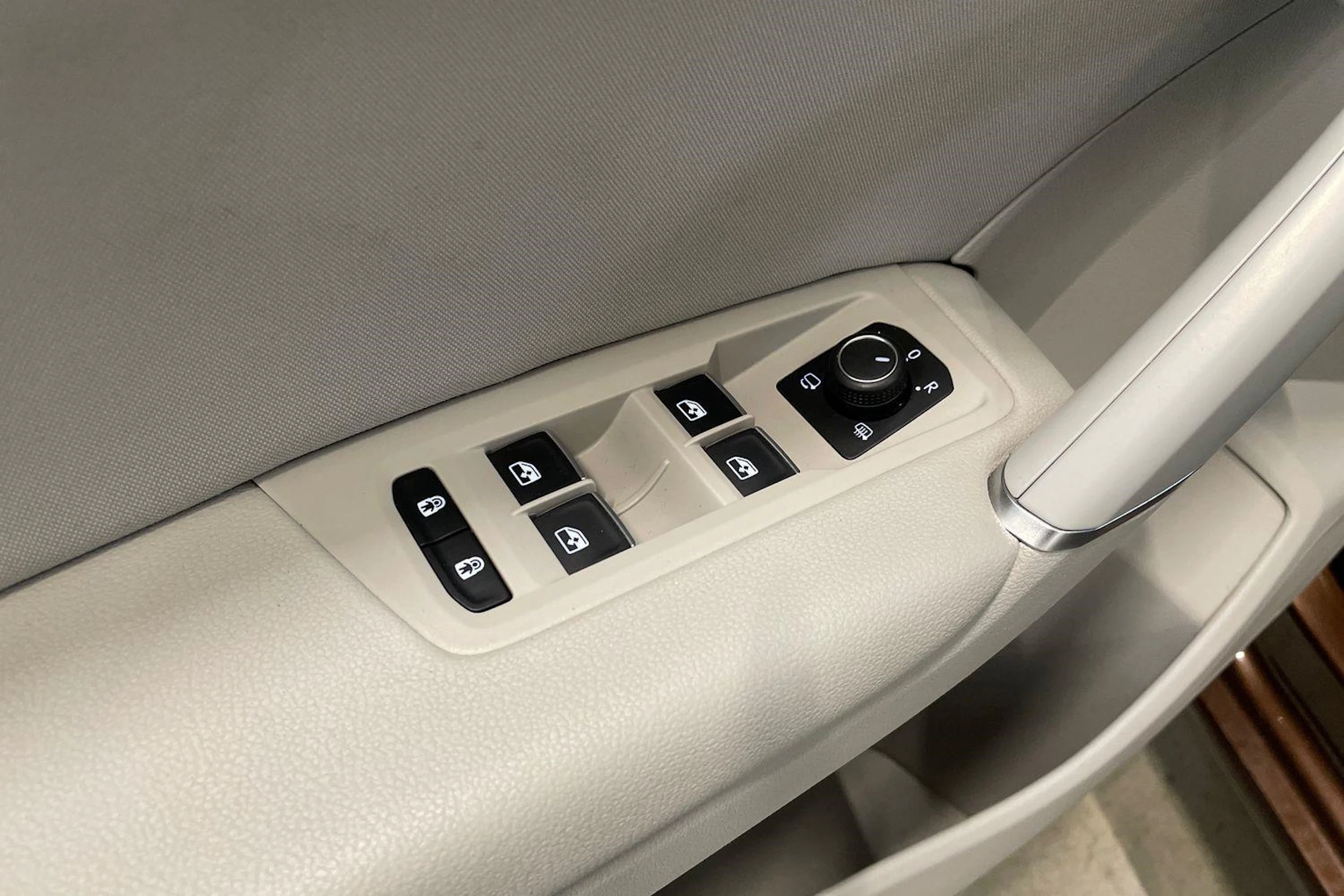 ruskea (beige) Volkswagen Touran 2016 kuva 28.