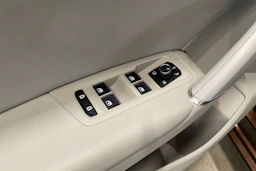 ruskea (beige) Volkswagen Touran 2016 kuva 28.