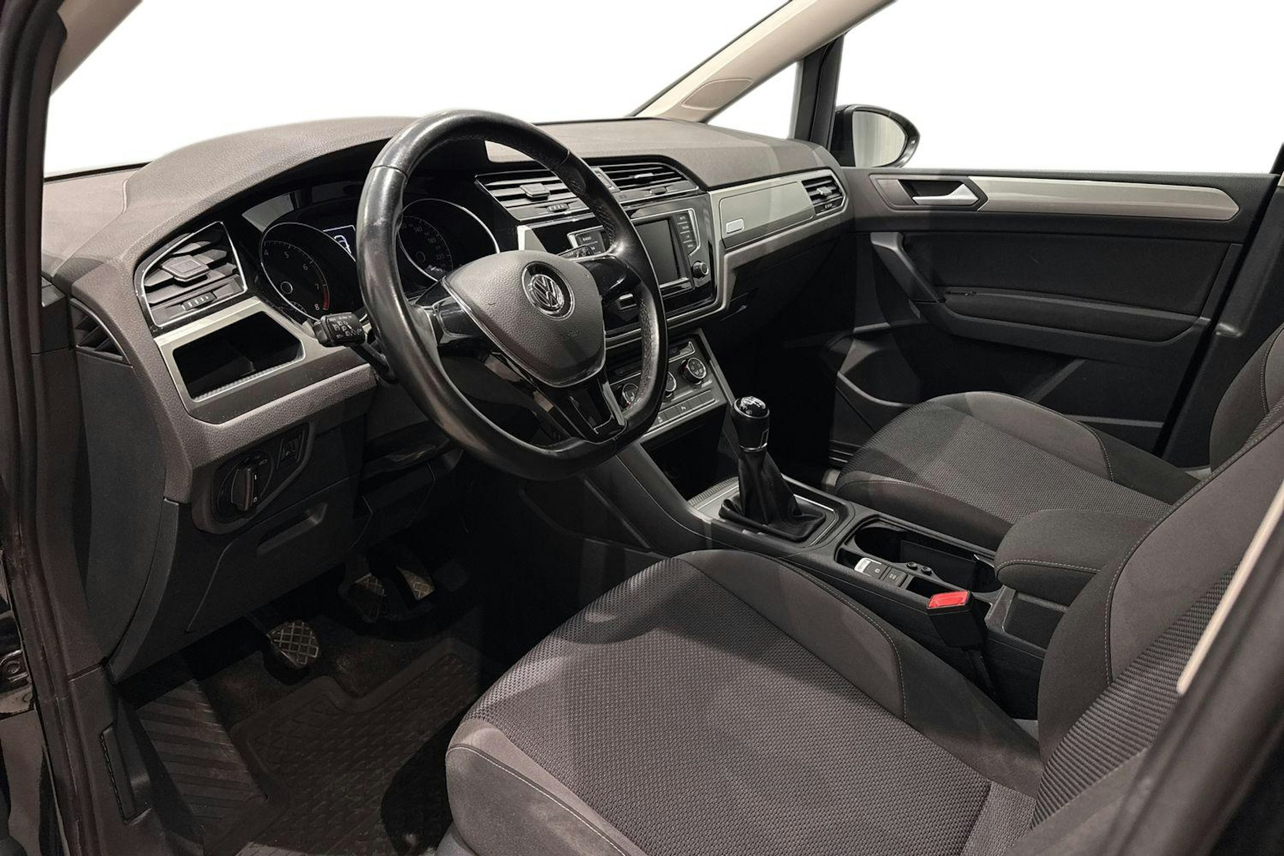 musta Volkswagen Touran 2016 kuva 7.
