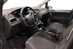 musta Volkswagen Touran 2016 kuva 7.
