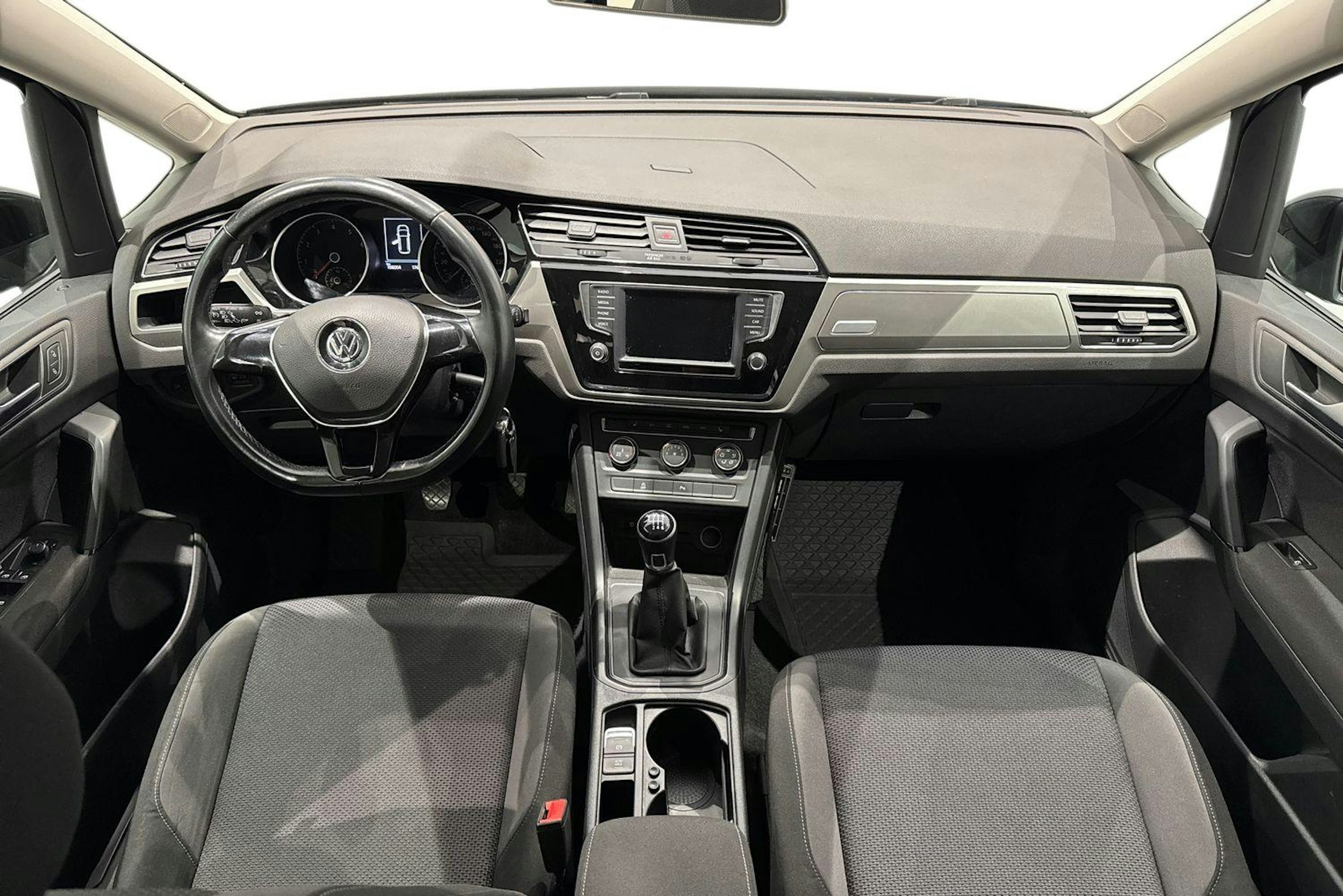 musta Volkswagen Touran 2016 kuva 9.