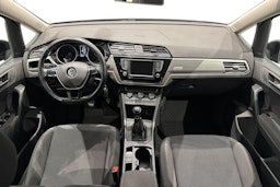 musta Volkswagen Touran 2016 kuva 9.
