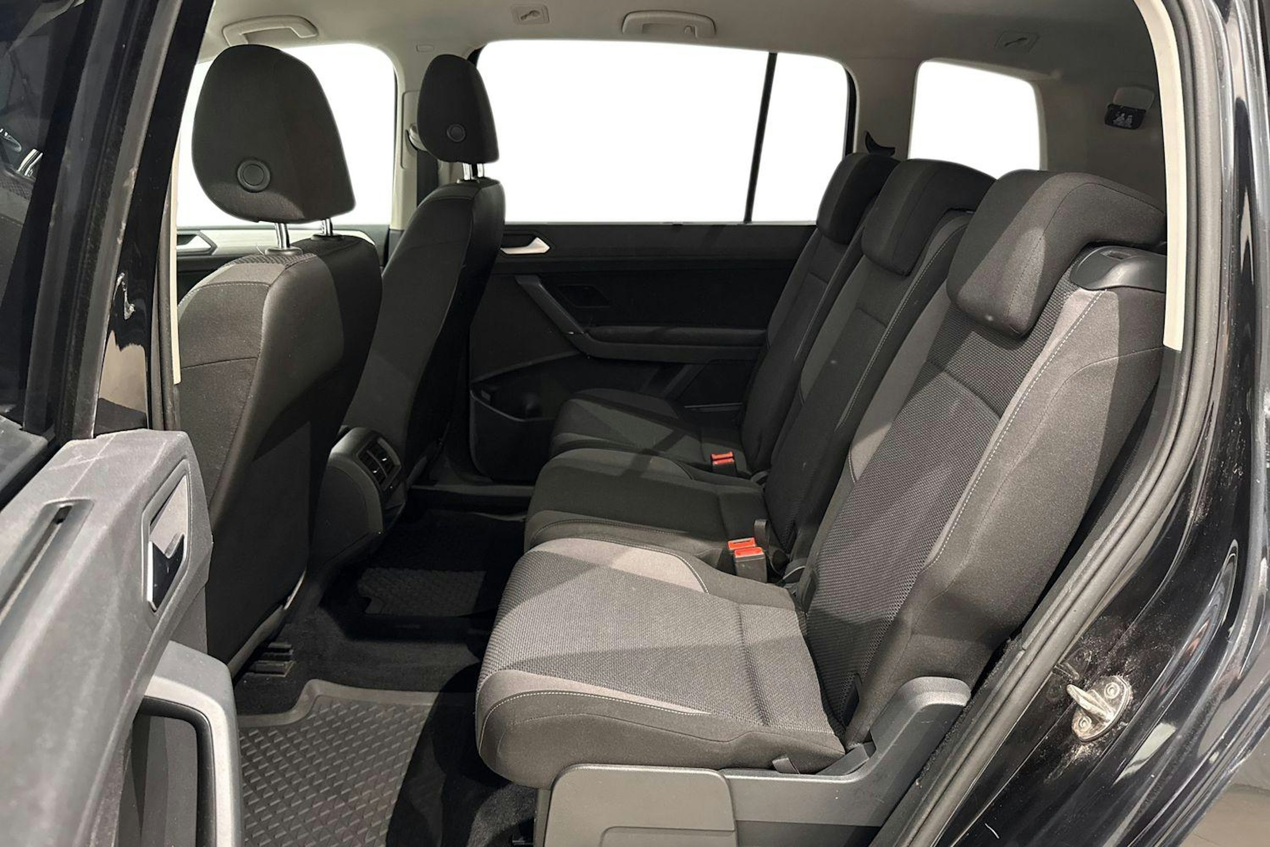 musta Volkswagen Touran 2016 kuva 10.