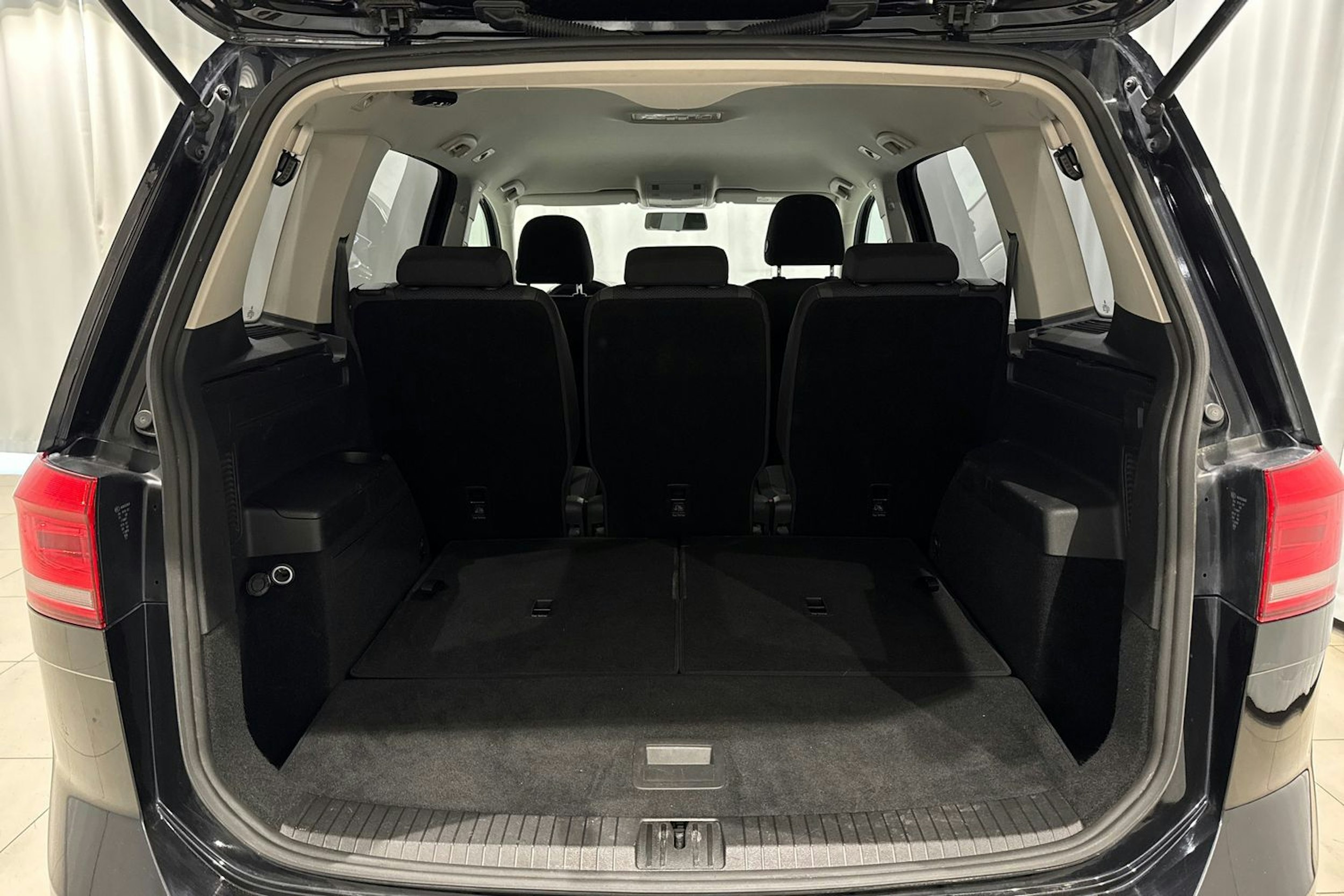 musta Volkswagen Touran 2016 kuva 17.