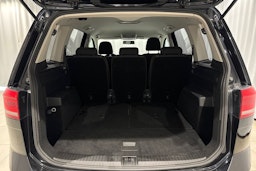 musta Volkswagen Touran 2016 kuva 17.