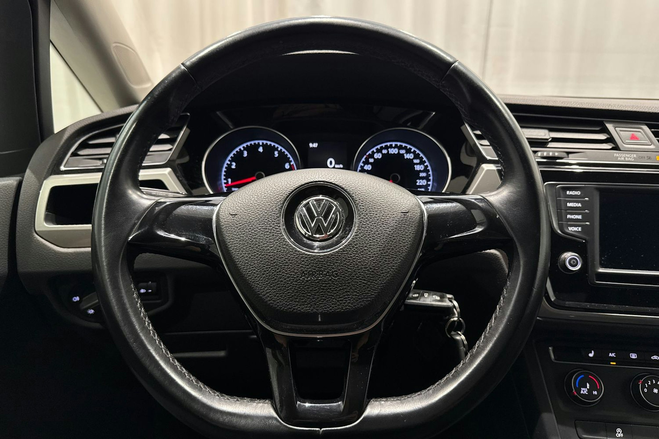 musta Volkswagen Touran 2016 kuva 18.