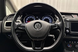 musta Volkswagen Touran 2016 kuva 18.