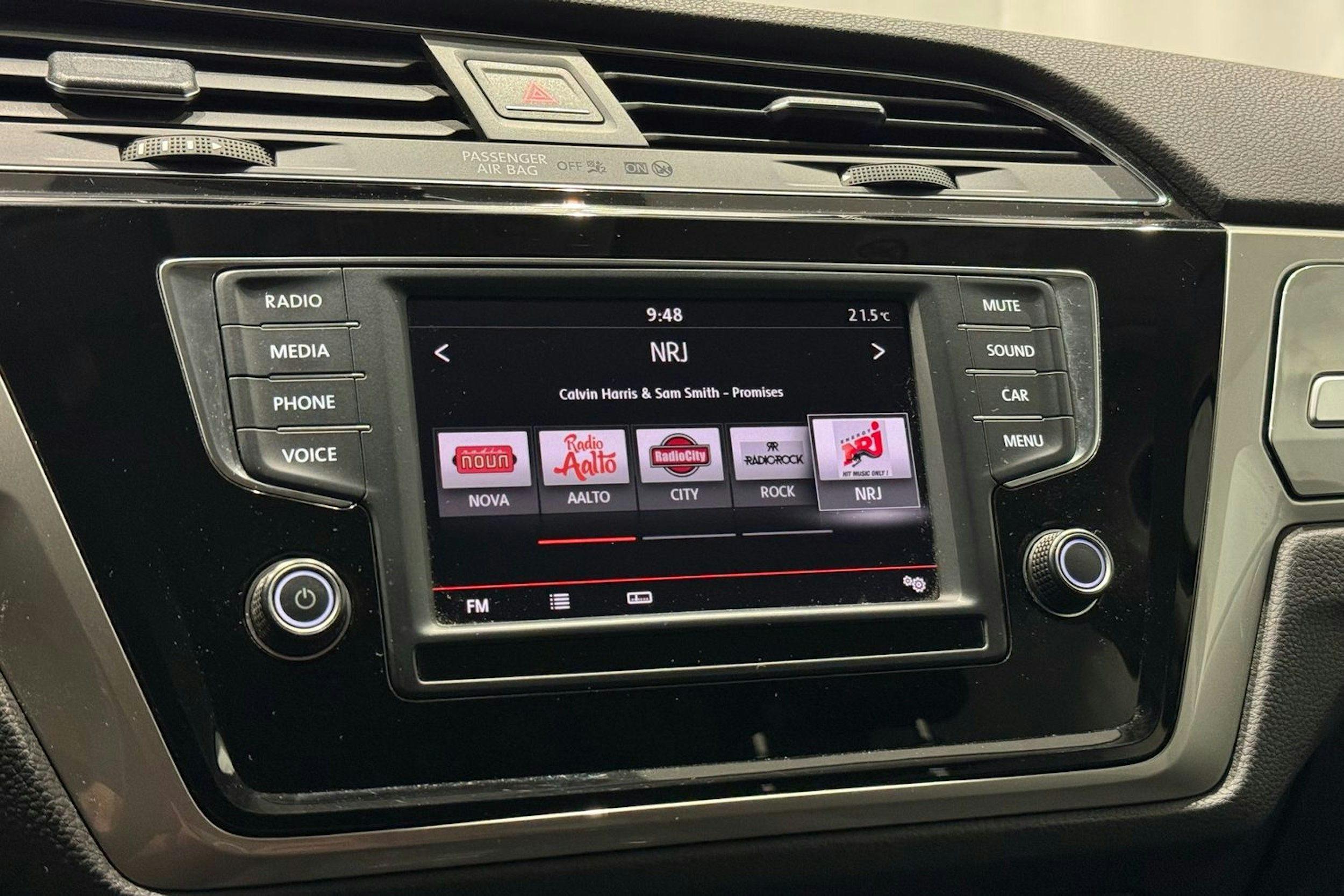 musta Volkswagen Touran 2016 kuva 21.