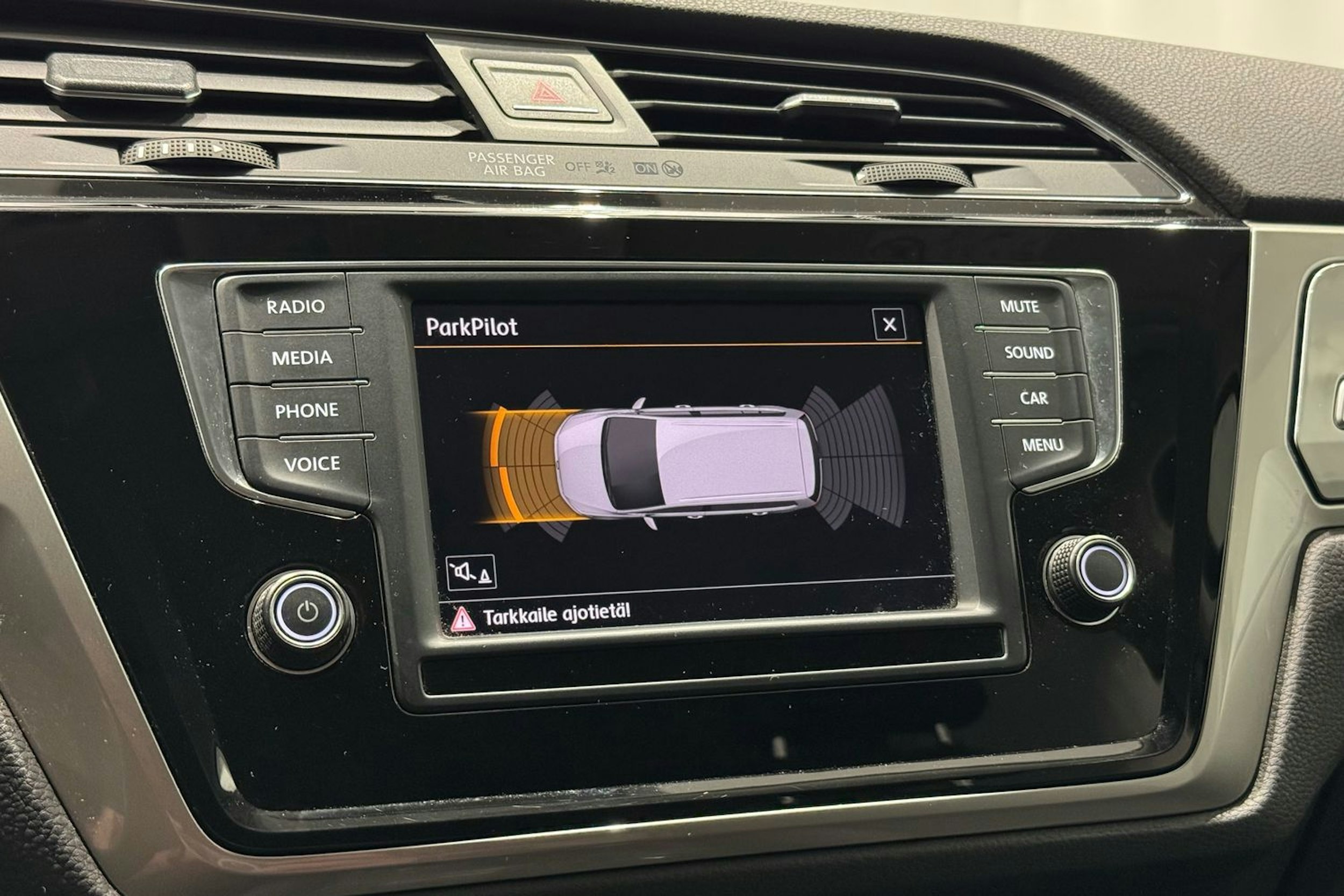musta Volkswagen Touran 2016 kuva 22.